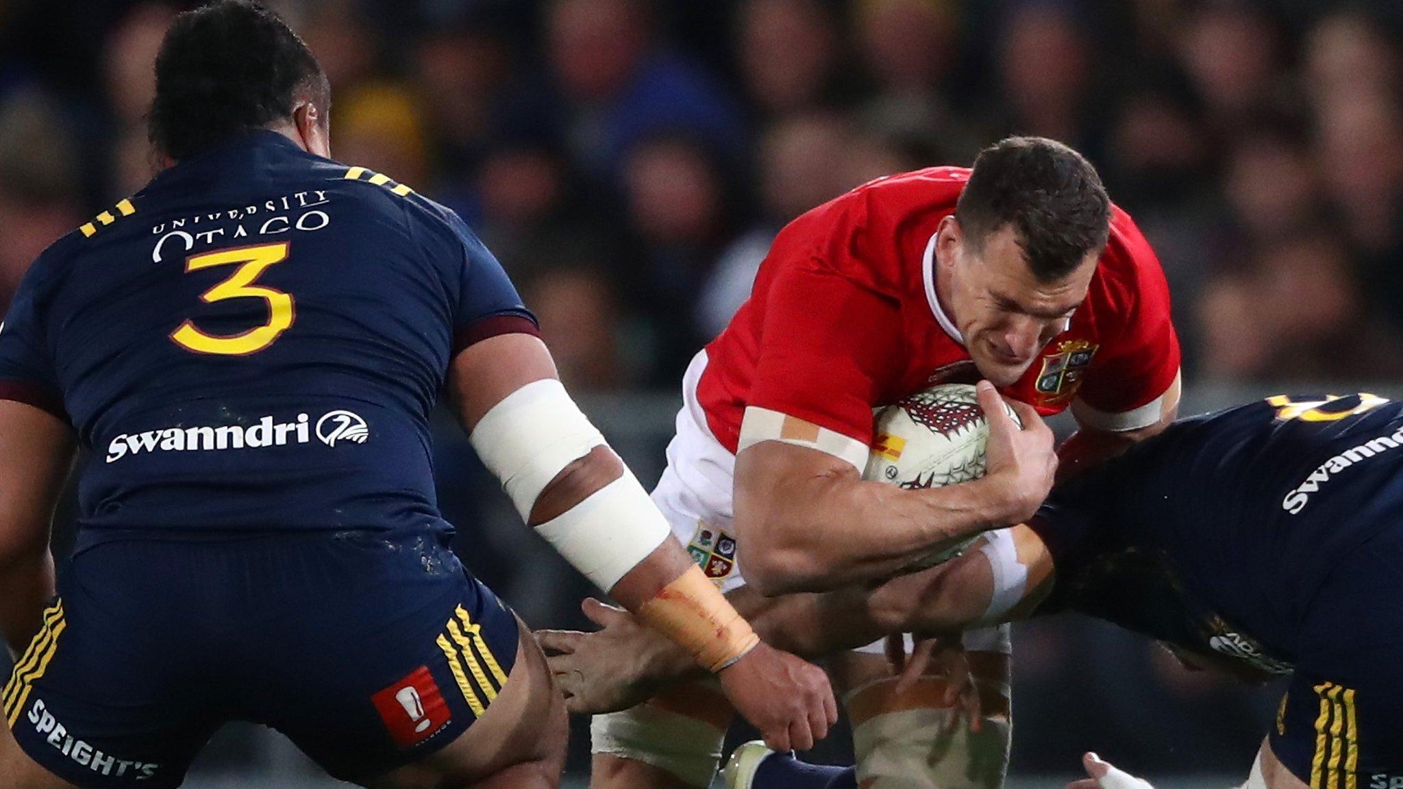 Sam Warburton of the Lions charges towards Siate Tokolahi and Luke Whitelock