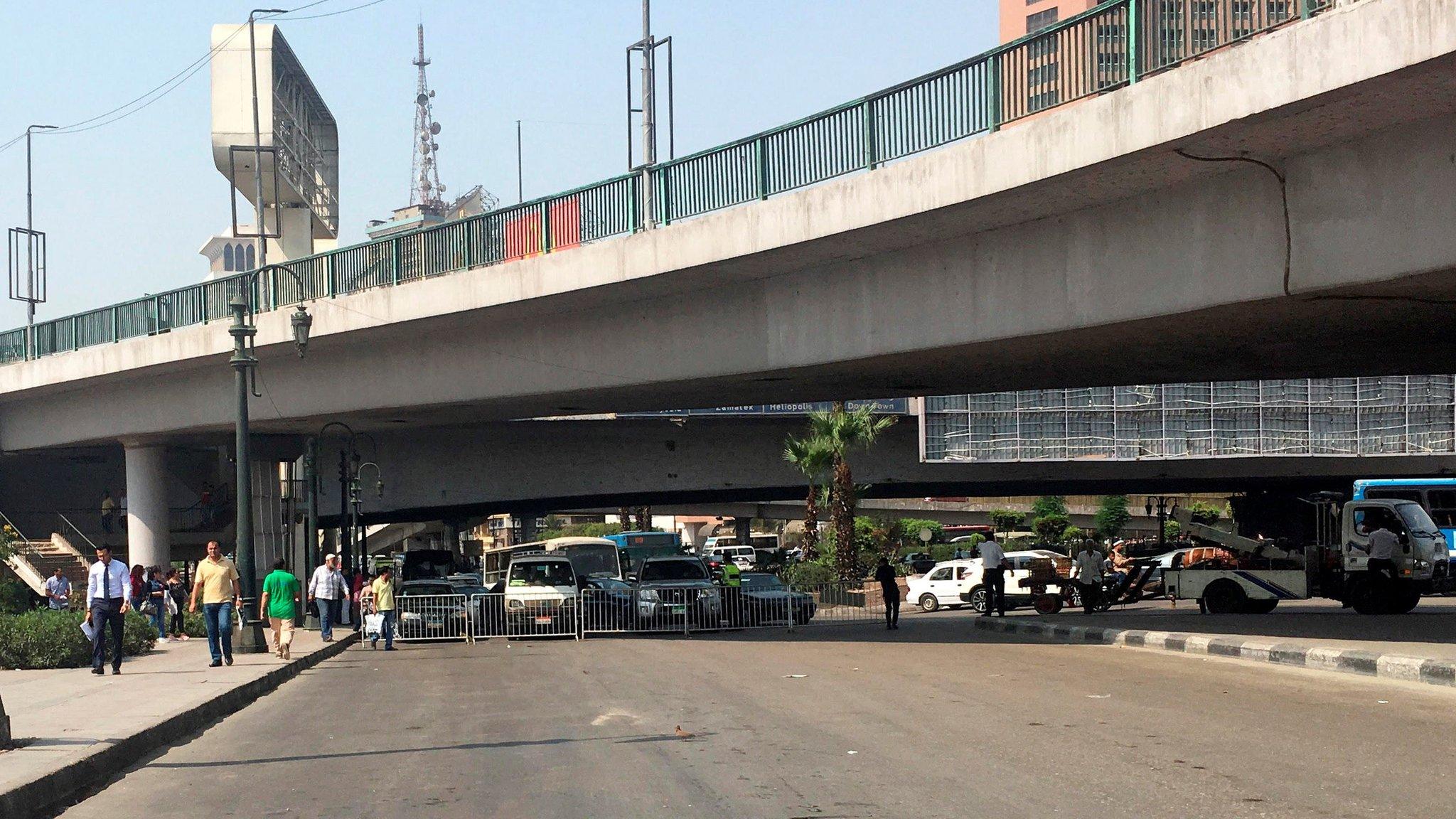 Egyptian security forces close the road leading to the US embassy in Cairo (4 September 2018)