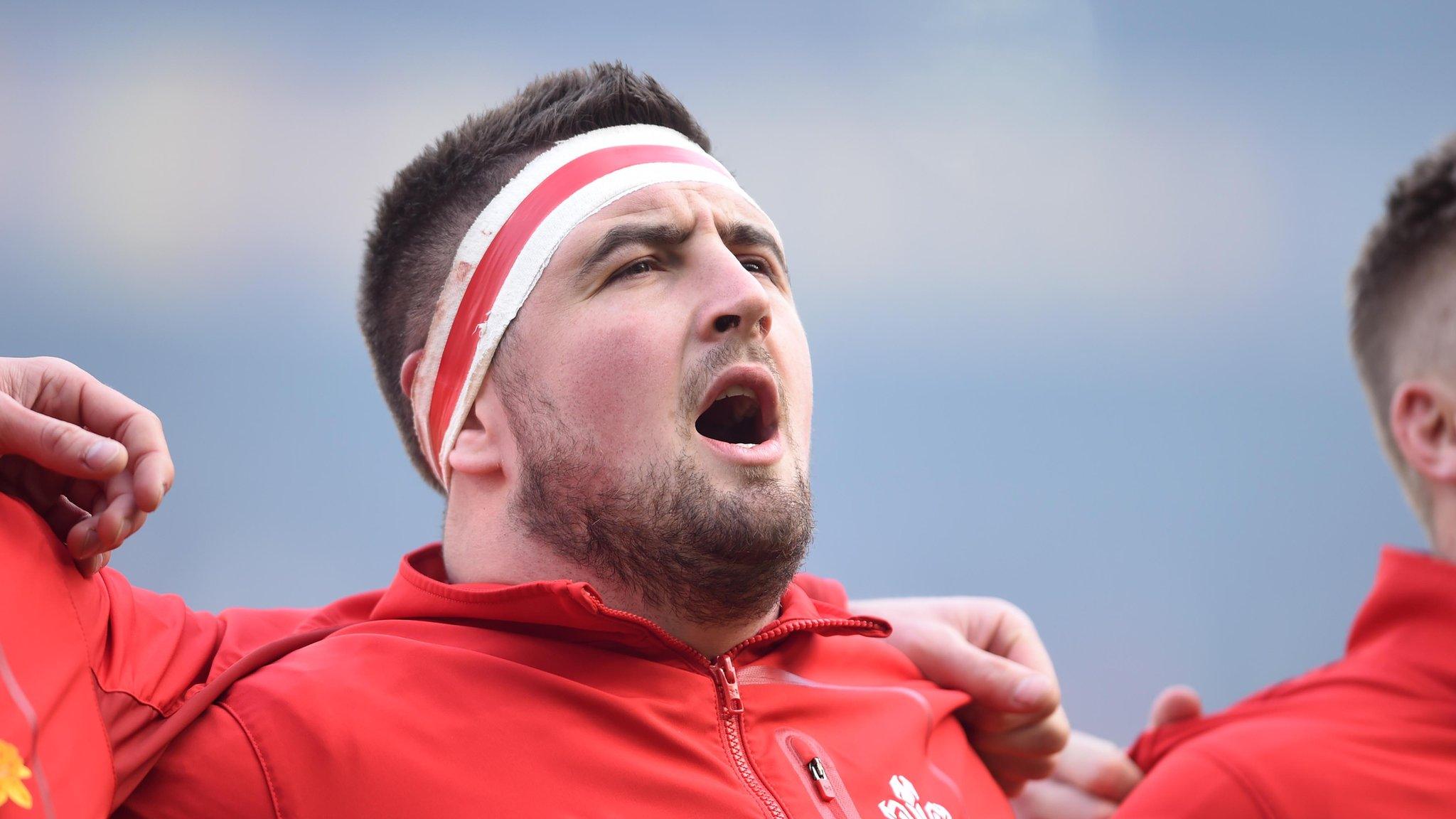 Wyn Jones sings Wales' anthem Hen Wlad fy Nhadau