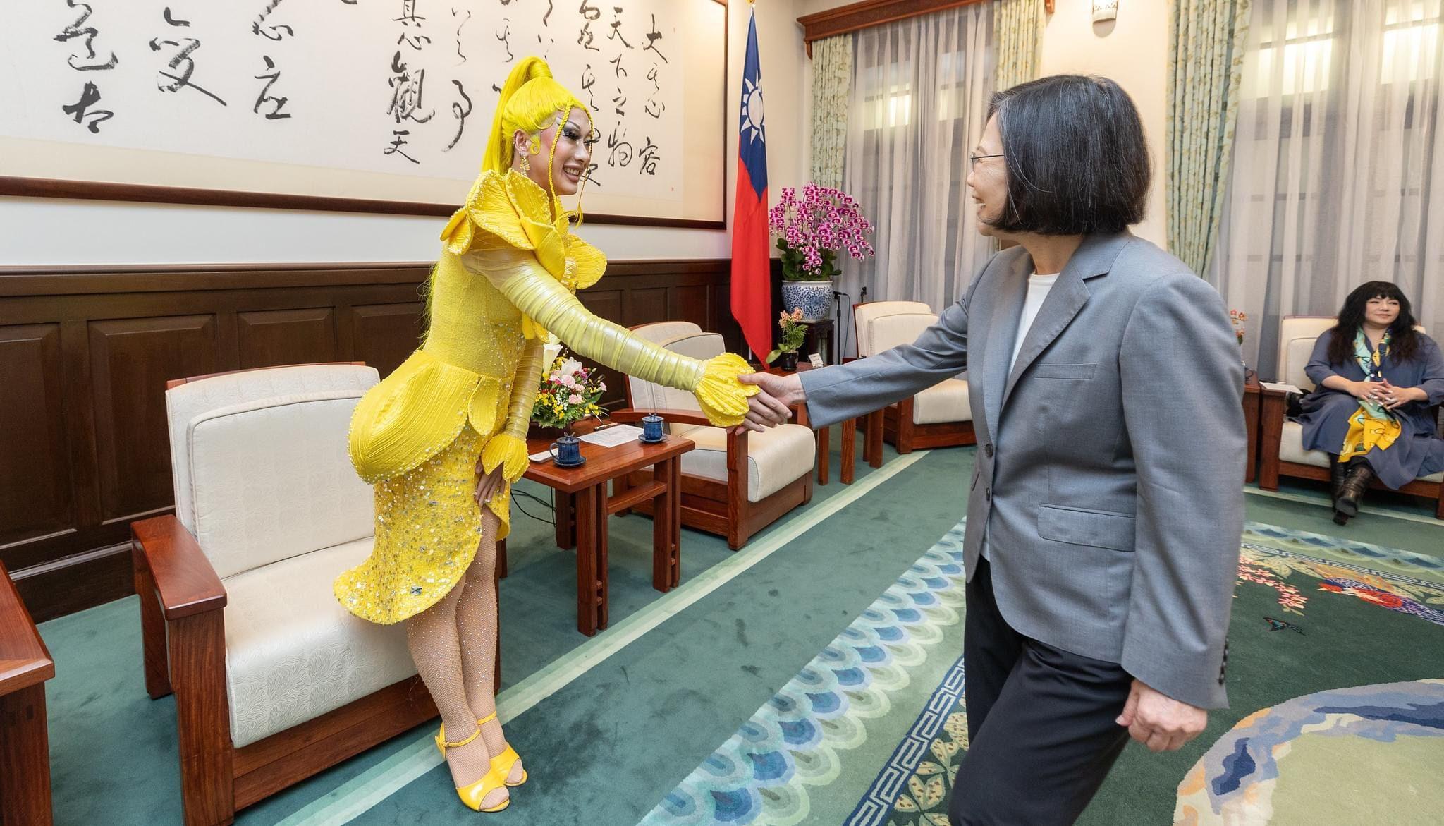 Picture of Nymphia Wind shaking hands with Tsai Ing-wen