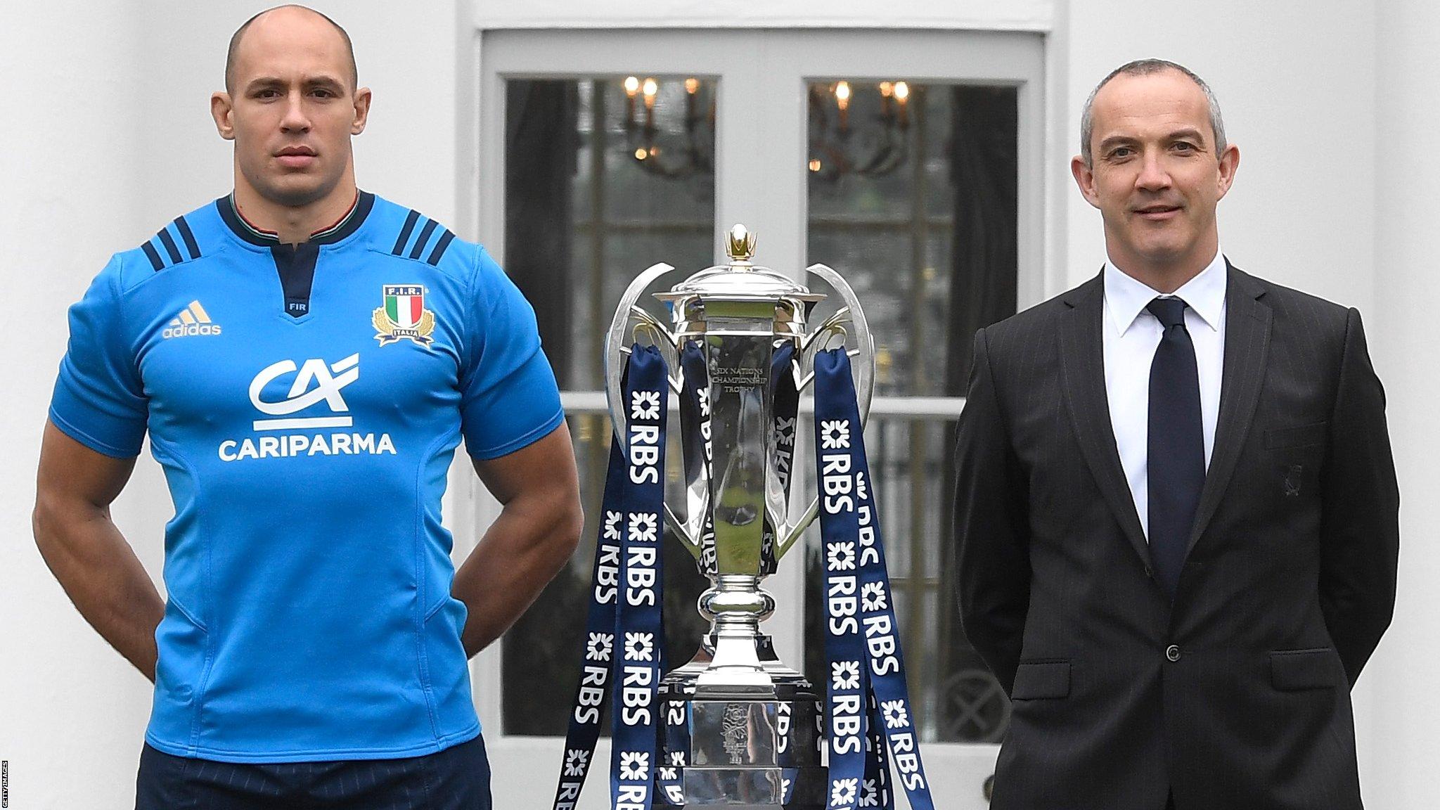 Italy captain Sergio Parisse and coach Conor O'Shea with the Six Nations trophy