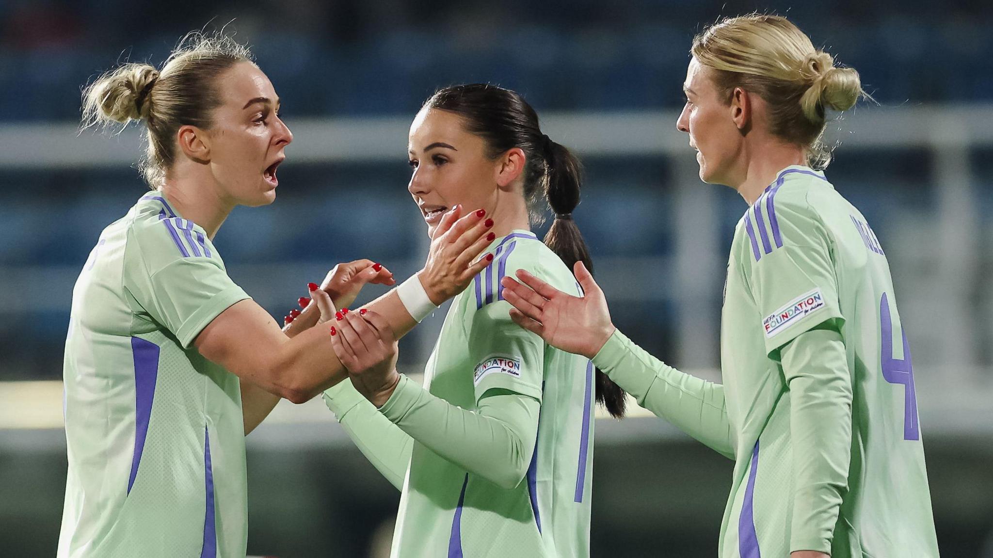 Hannah Cain celebrates with her team-mates 