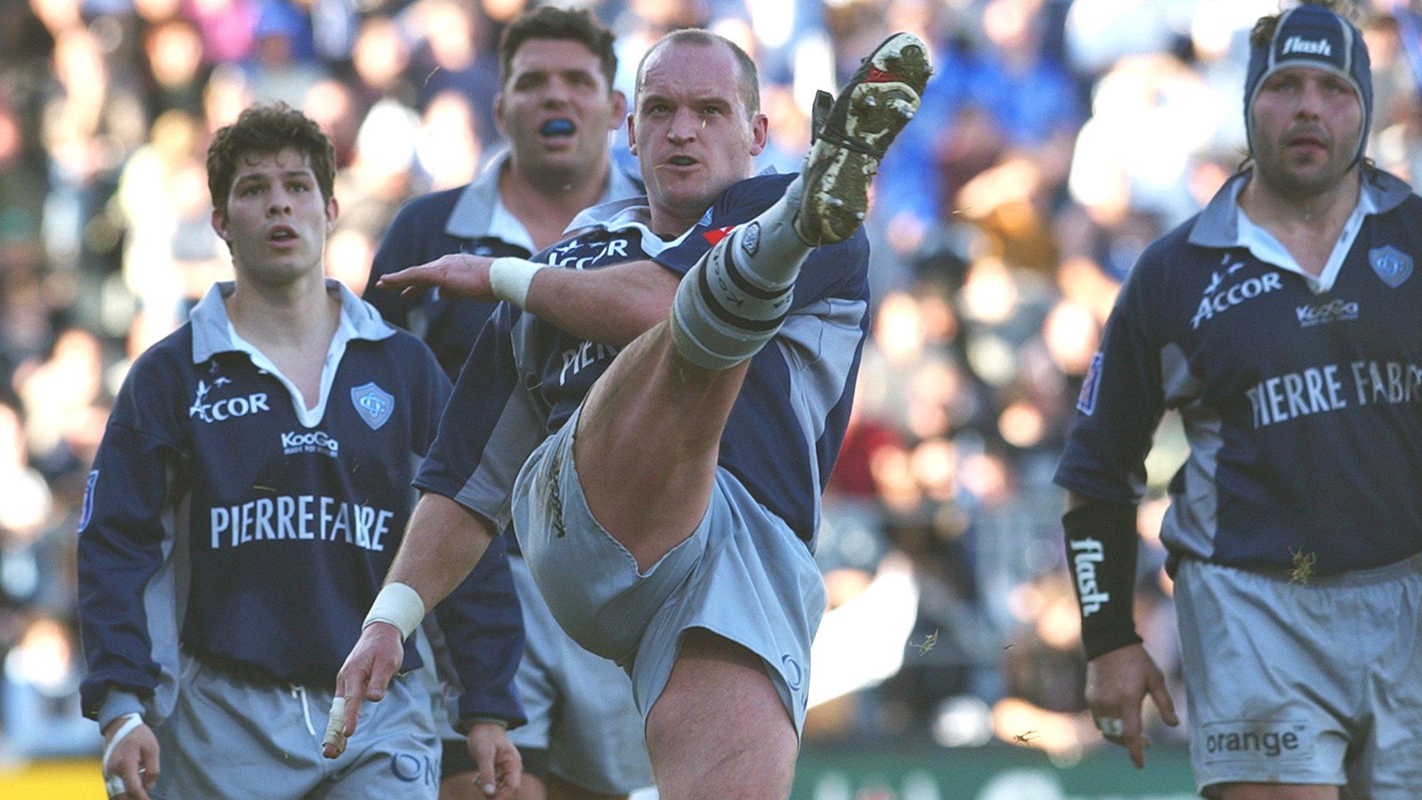 Gregor Townsend in action for Castres in 2002