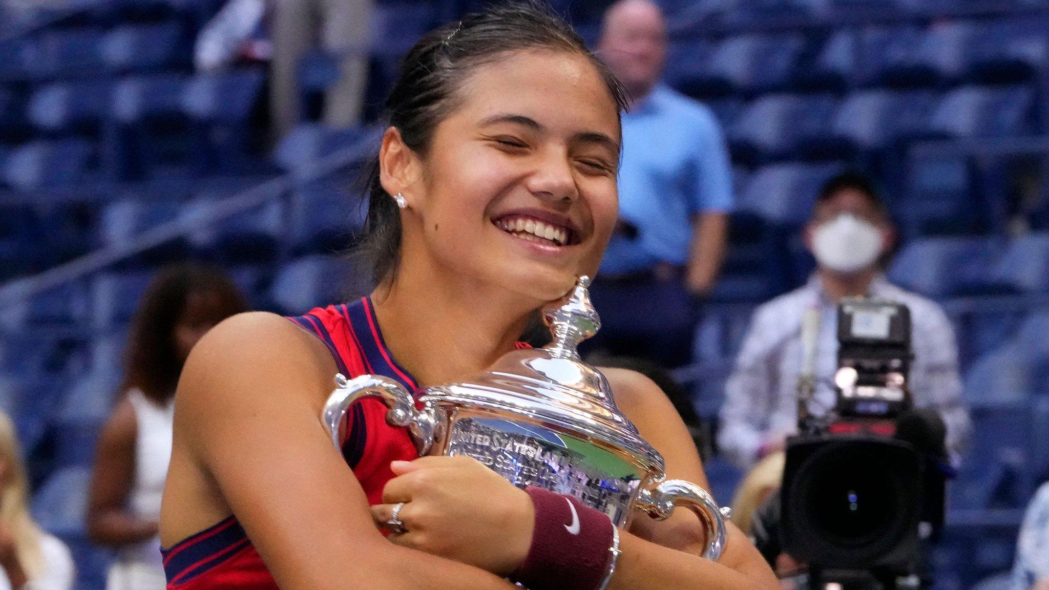 Emma Raducanu holds the US Open trophy