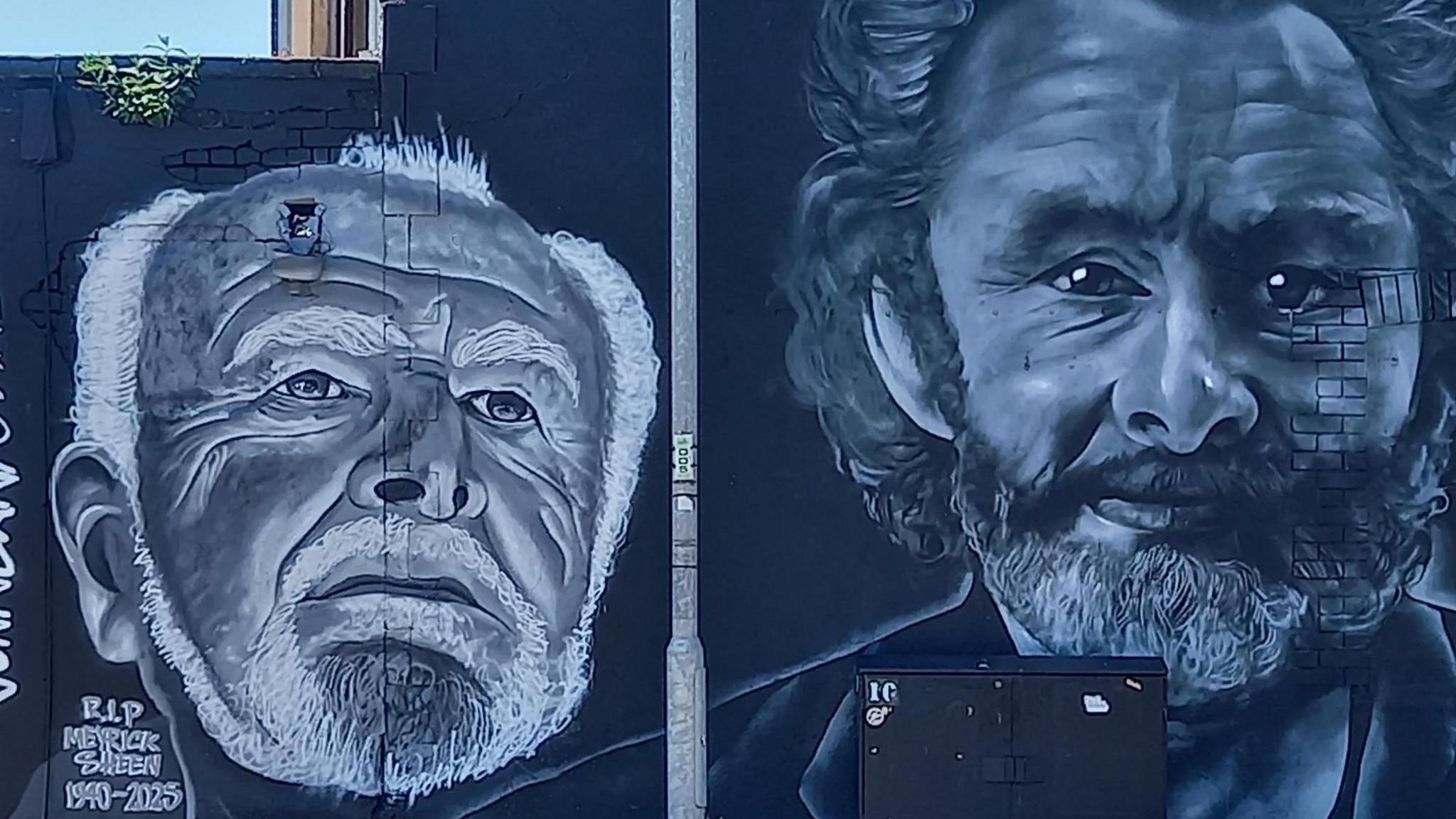 Murlun i Meyrick Sheen, fu farw yn gynharach eleni, a'i fab Michael Sheen