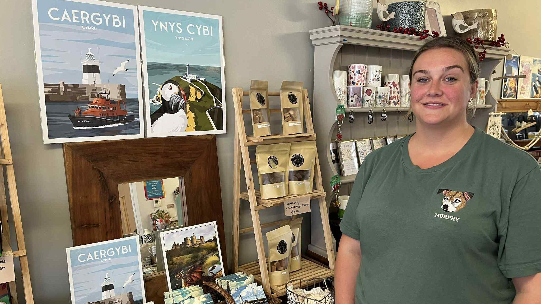 Alison Kate Jones yn ei siop ar stryd fawr Caergybi