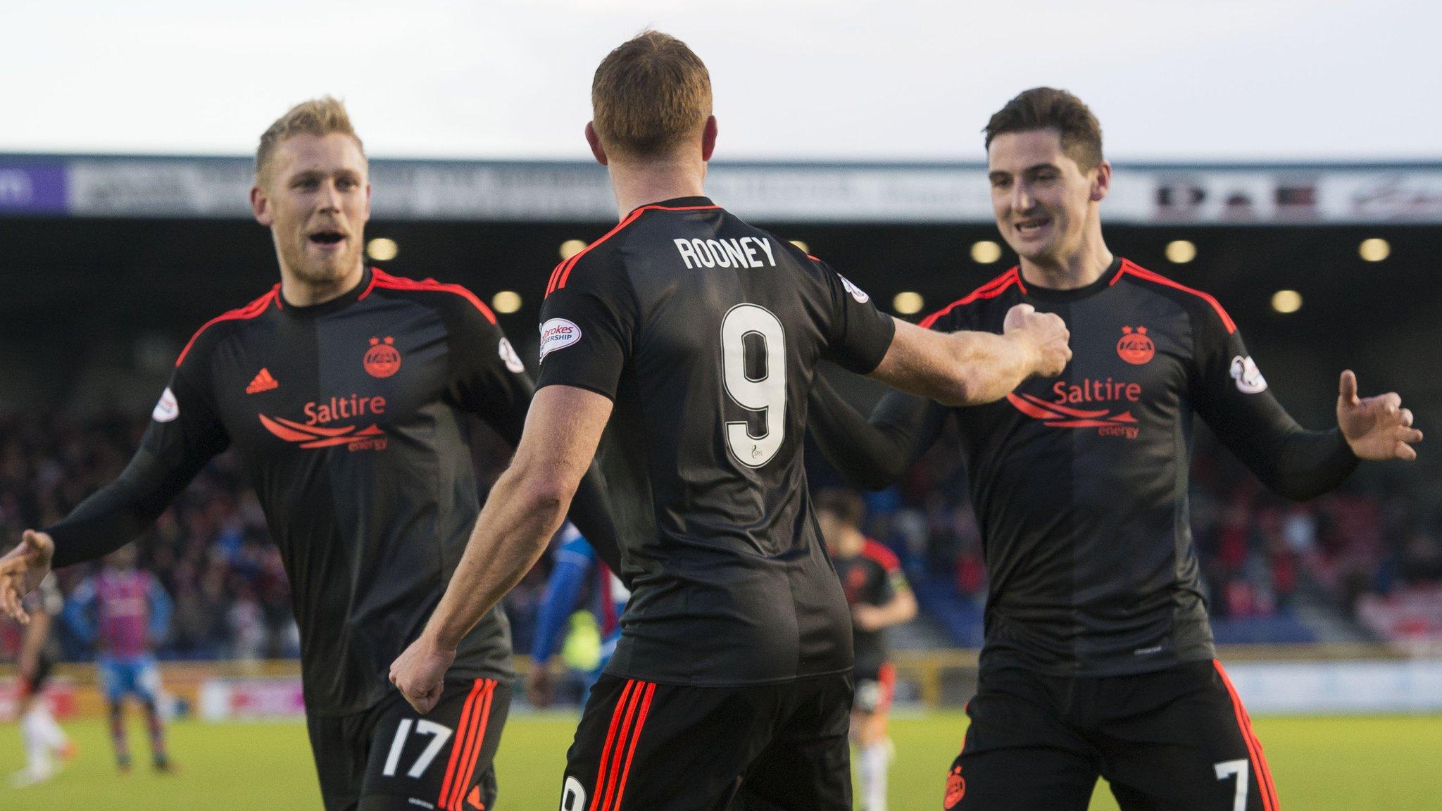 Adam Rooney (centre)