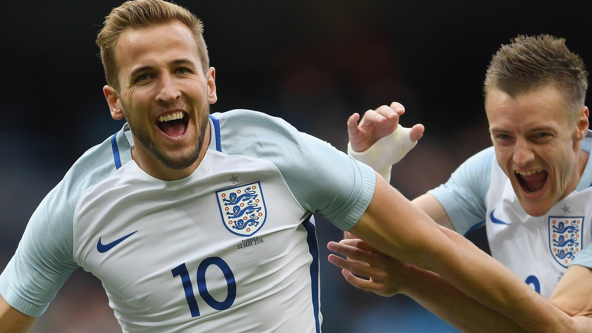 Harry Kane celebrates with Jamie Vardy