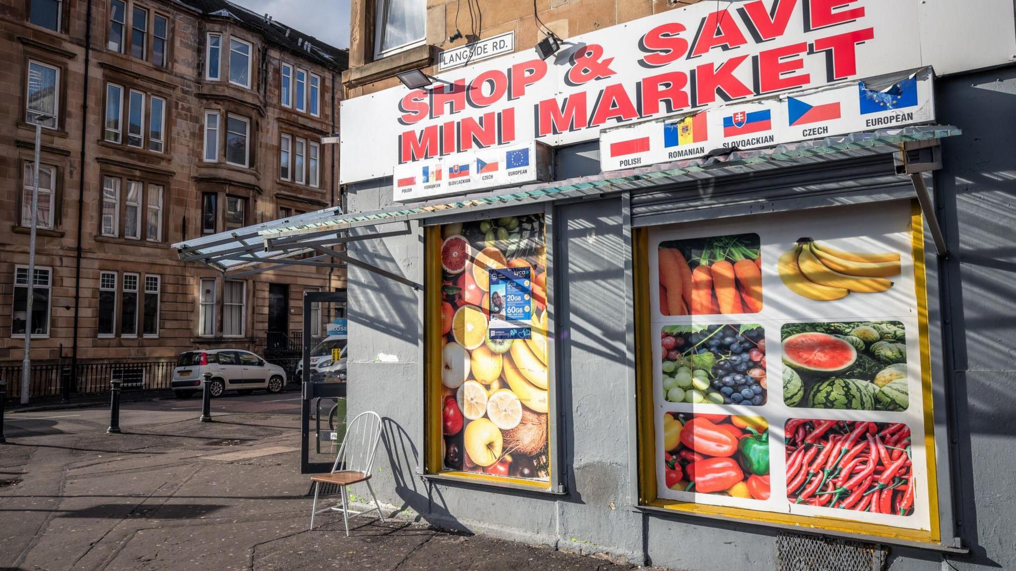 Bùth ann an Cnoc Bhaile a' Ghobhainn ann an Glaschu. Tha postairean daiteach air na ballachan de mheasan agus glasraich