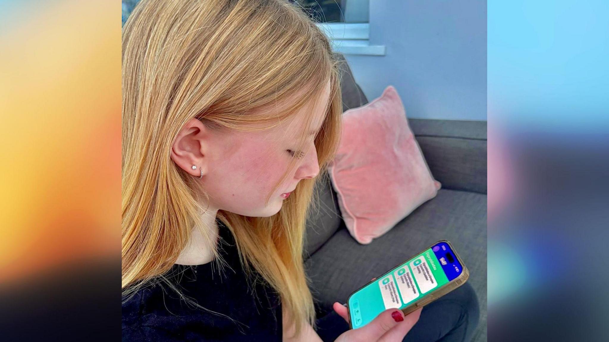 Person ifanc yn defnyddio'r ap