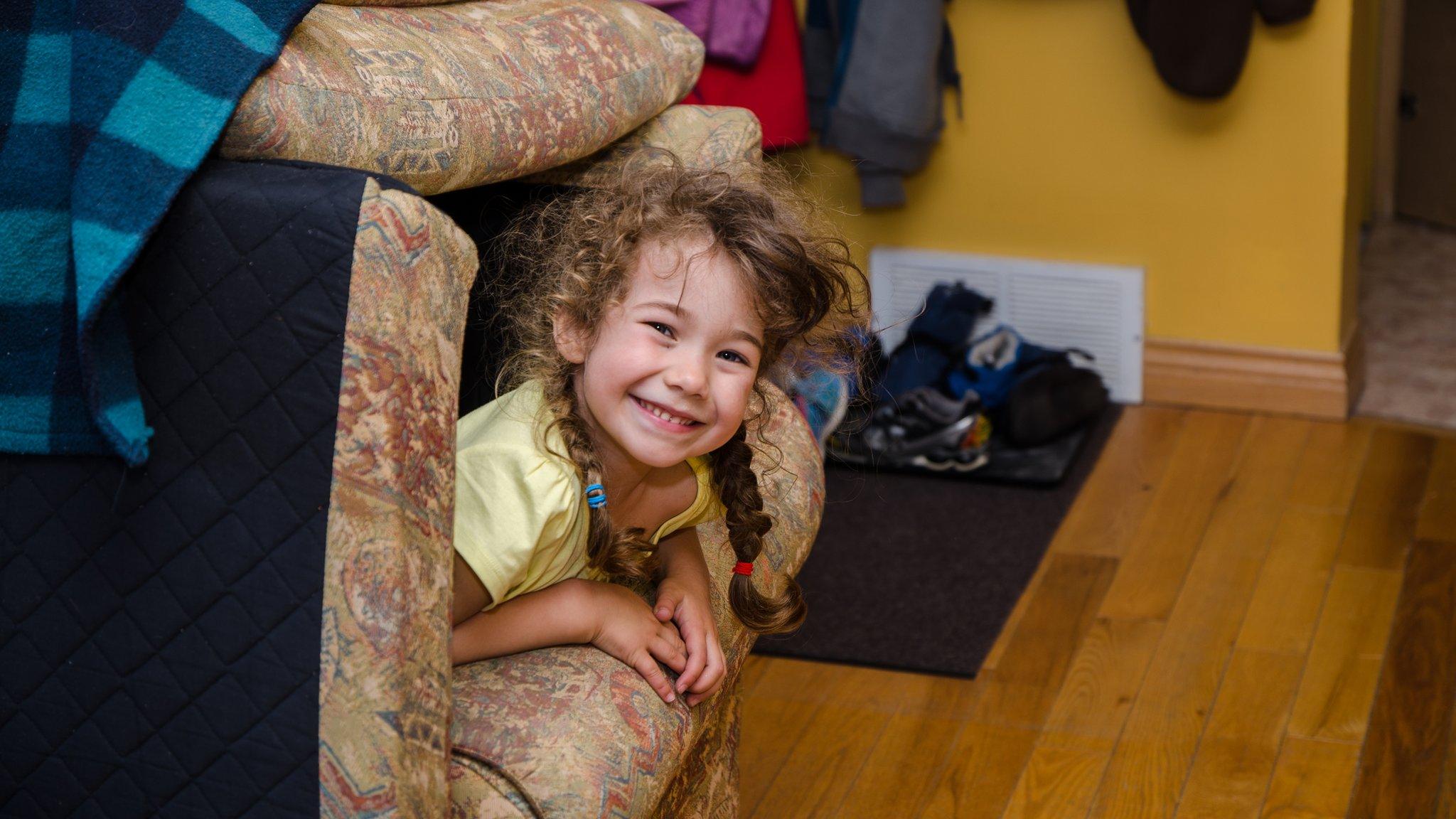A child building a den