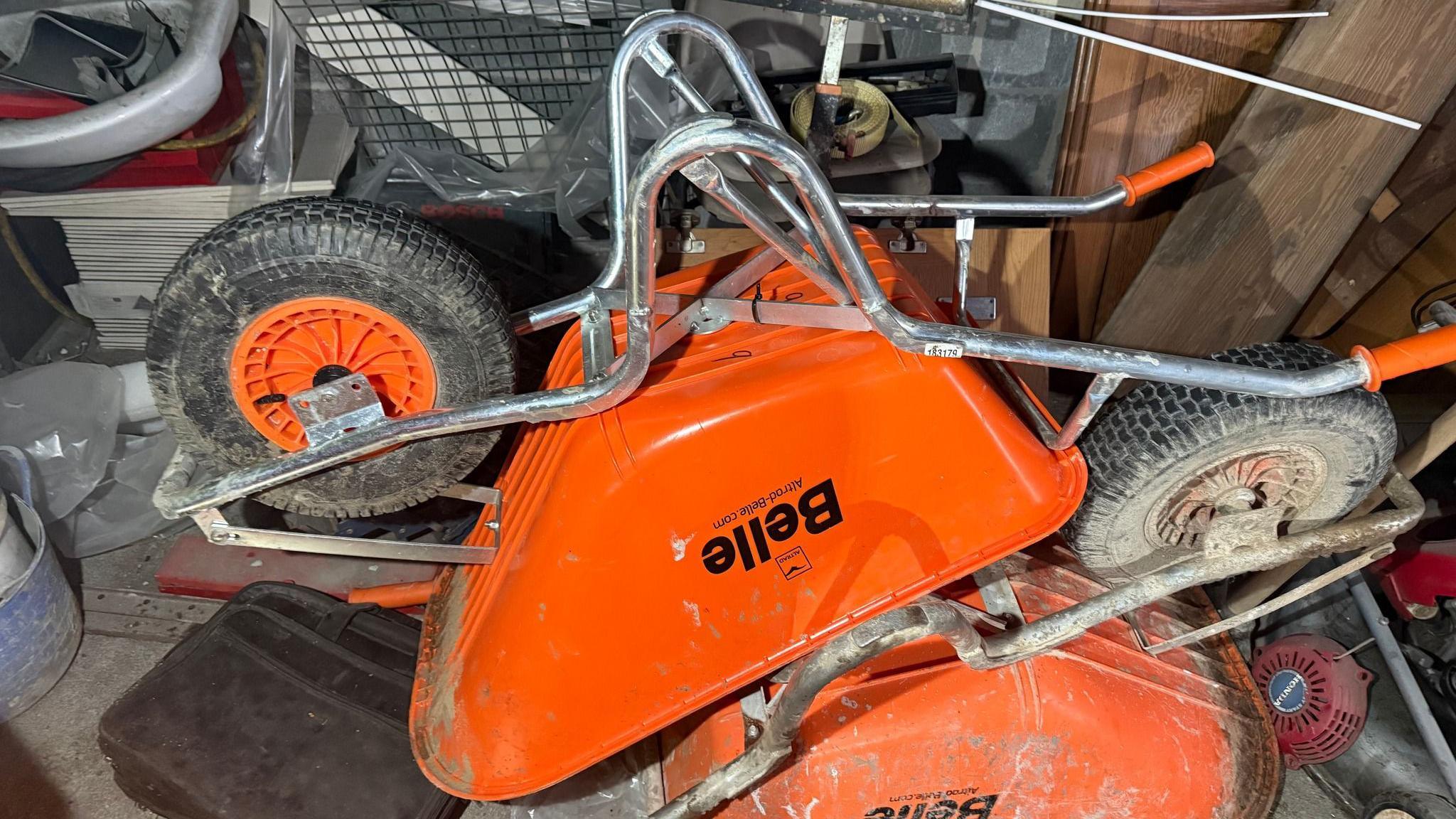 Llun o berfa oren ar ben berfa oren arall.