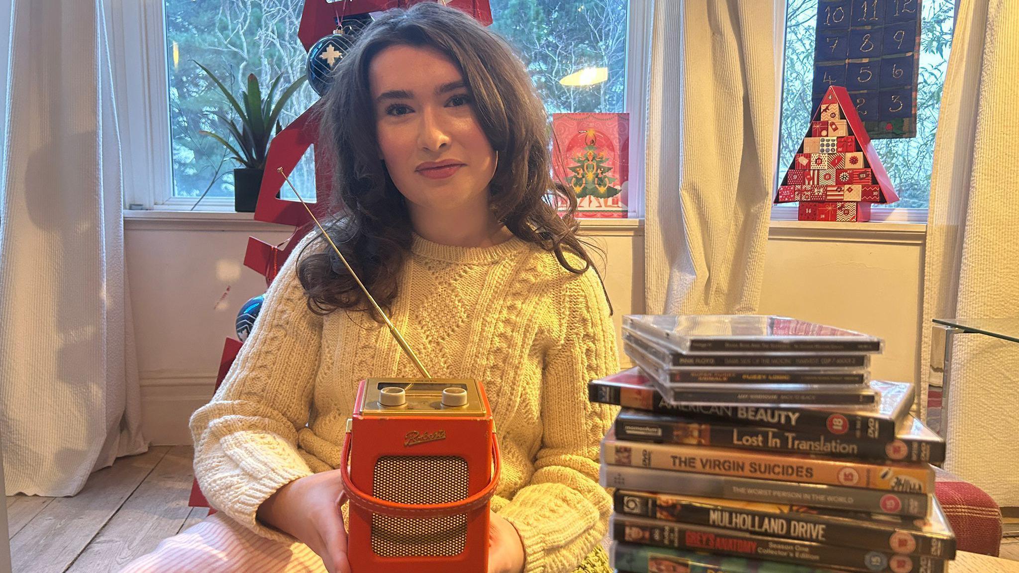 Betsan gyda darnau o hen dechnoleg