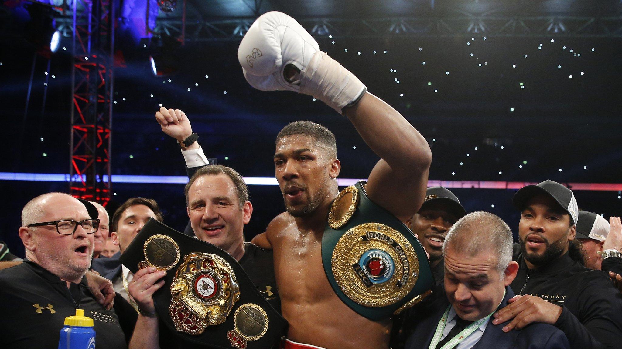 Anthony Joshua (centre)