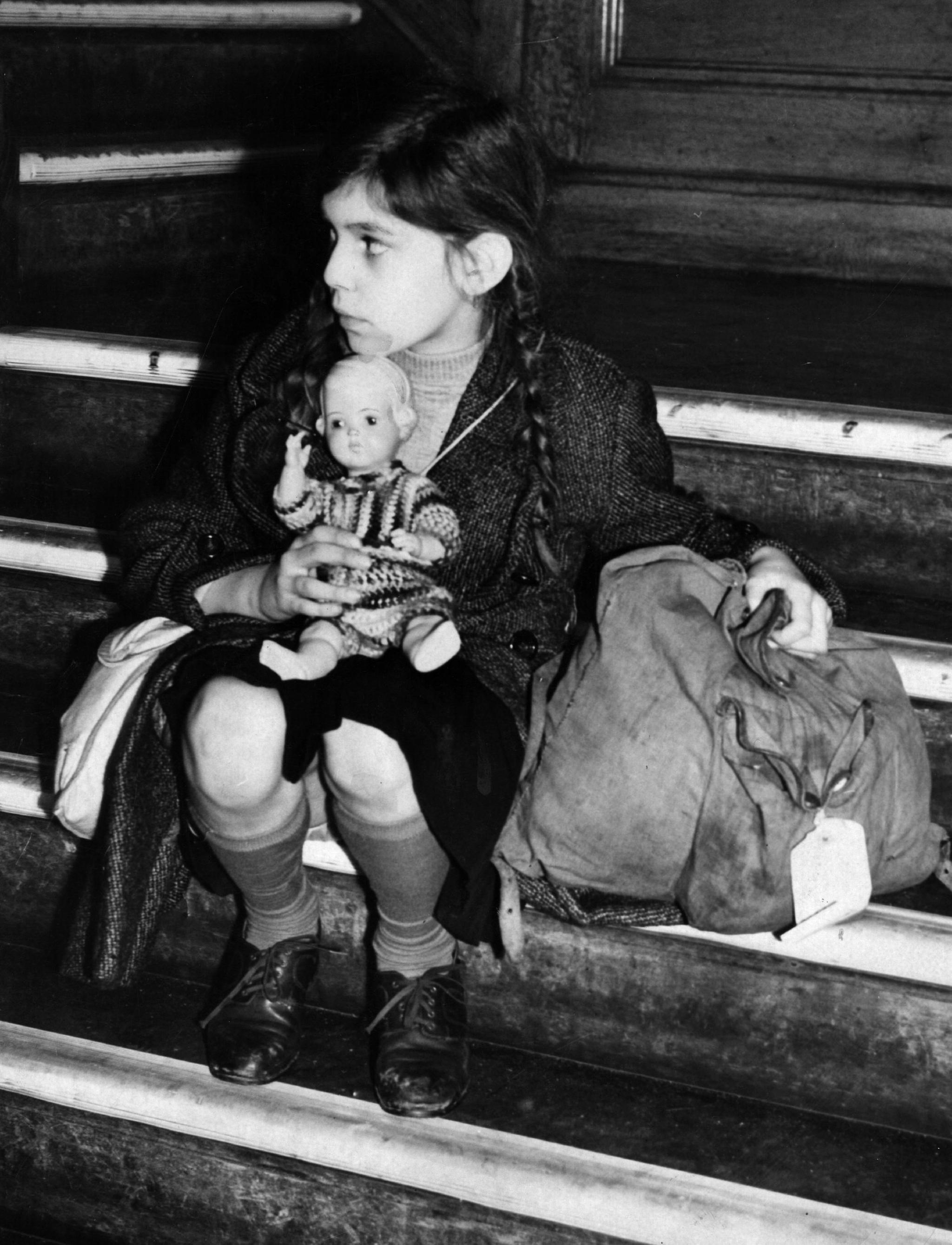 Jewish child refugee arriving in the UK