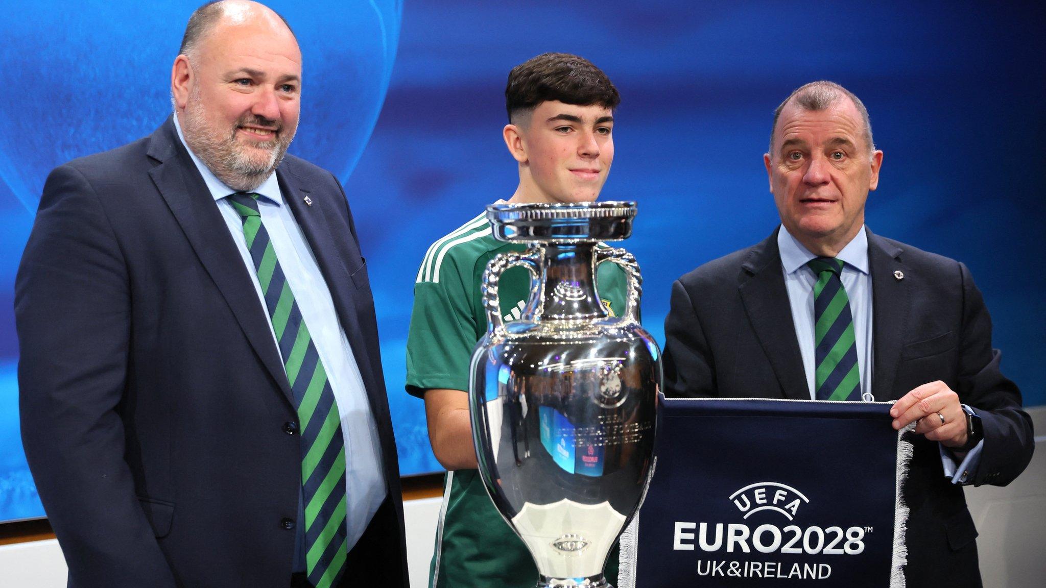 Chris Atherton (centre) with Irish FA president Conrad Kirkwood and chief executive Patrick Nelson