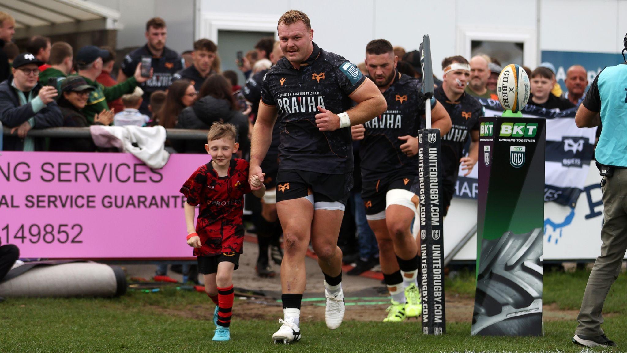  Dewi Lake of Ospreys with mascot