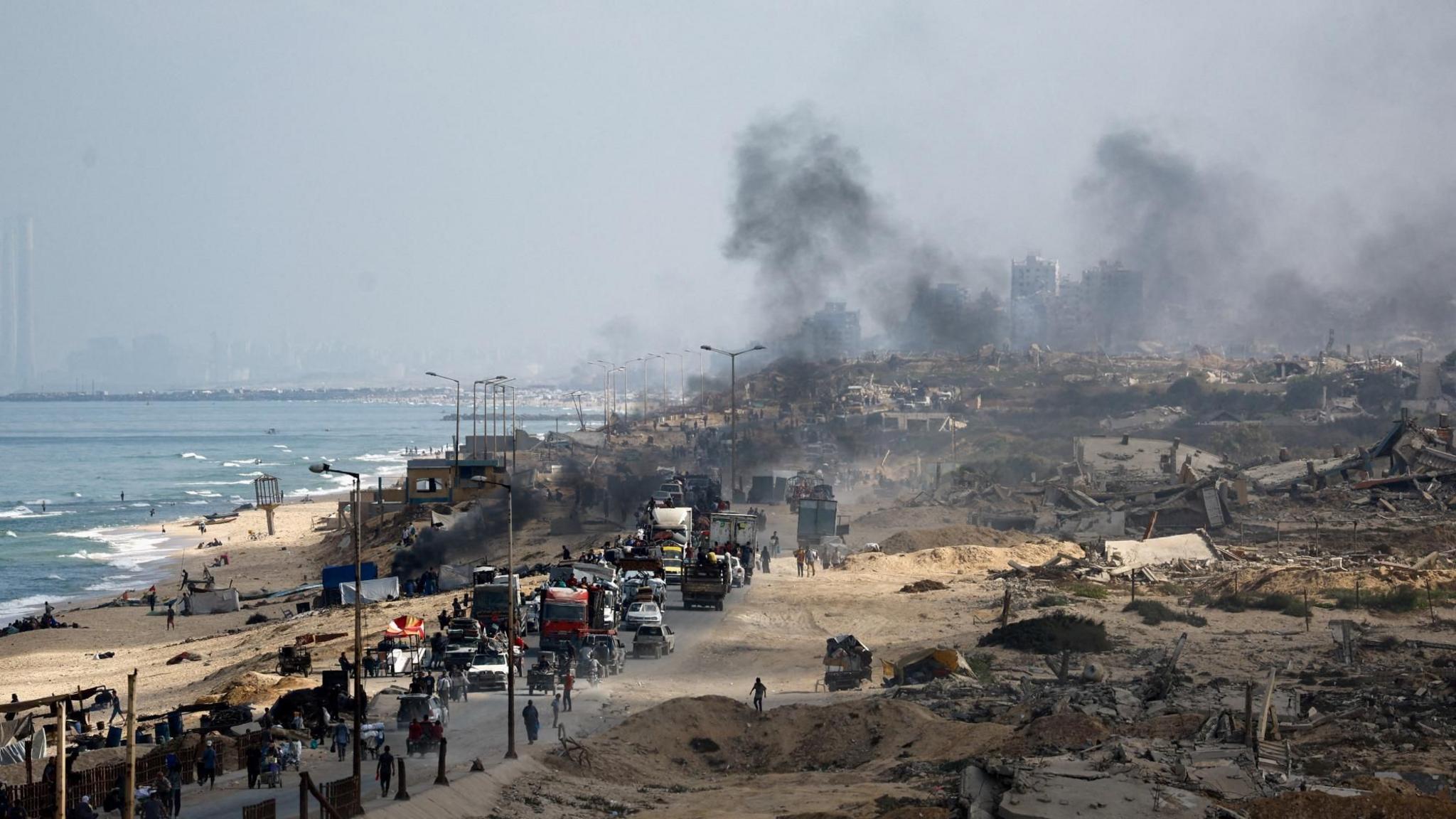 Displaced Palestinians flee Gaza City along the coastal road, in central Gaza Strip (23 September 2025)