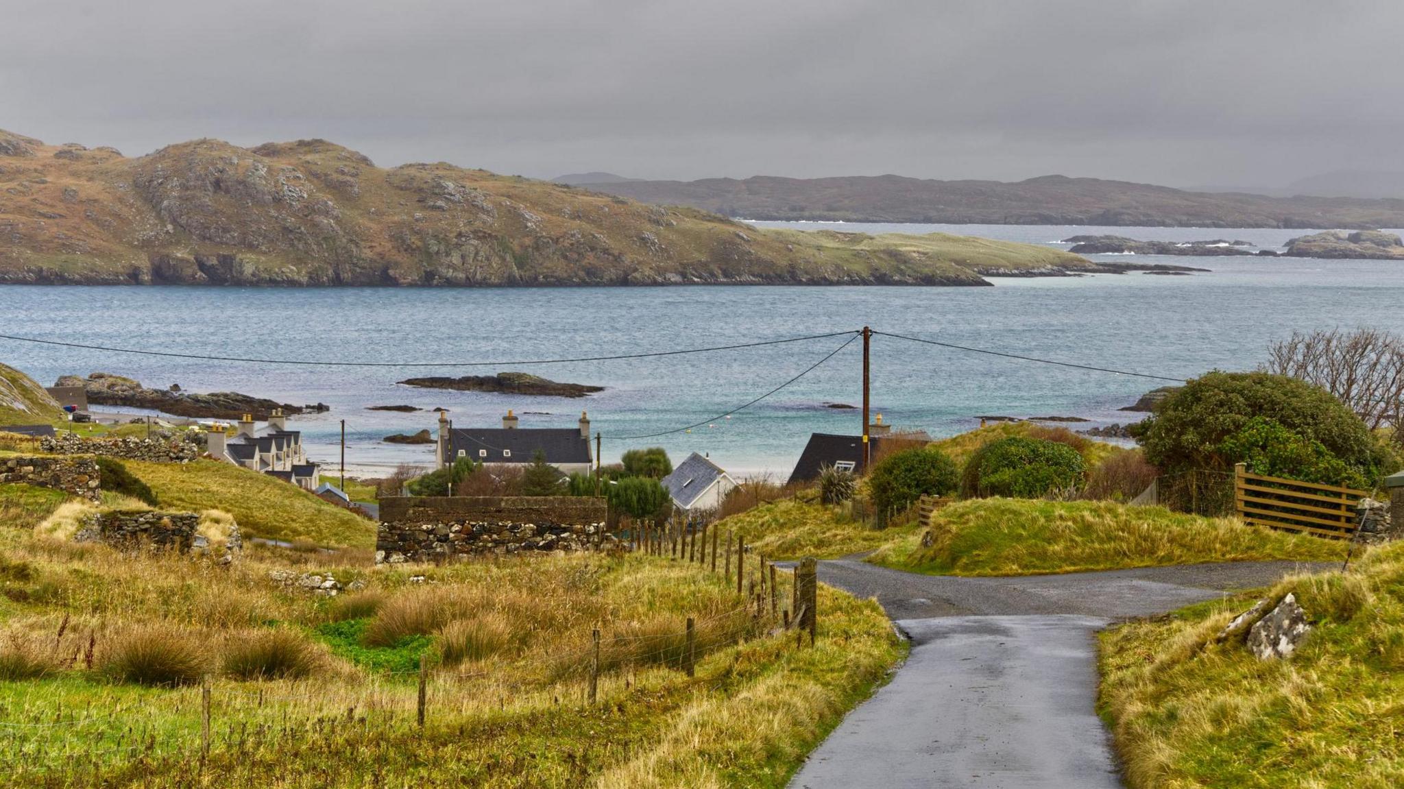 Rathad a' dol sìos gu baile Bhaltois an sgìre Ùige ann an Leòdhas