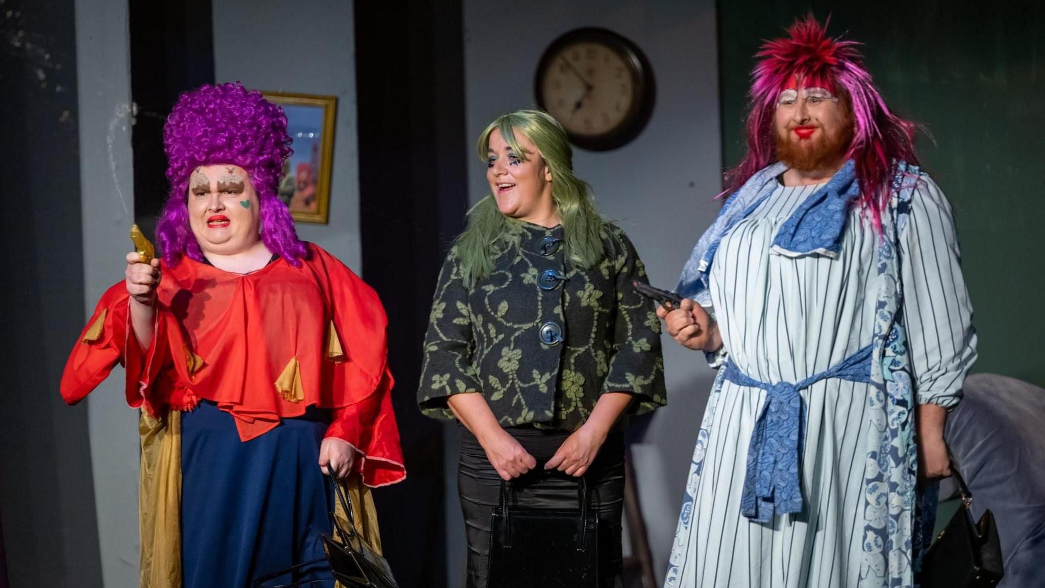 Mae panto blynyddol Theatr Fach wedi bod yn uchafbwynt dros y blynyddoedd diwethaf a bu Sindarela yn 2023 yn boblogaidd tu hwnt