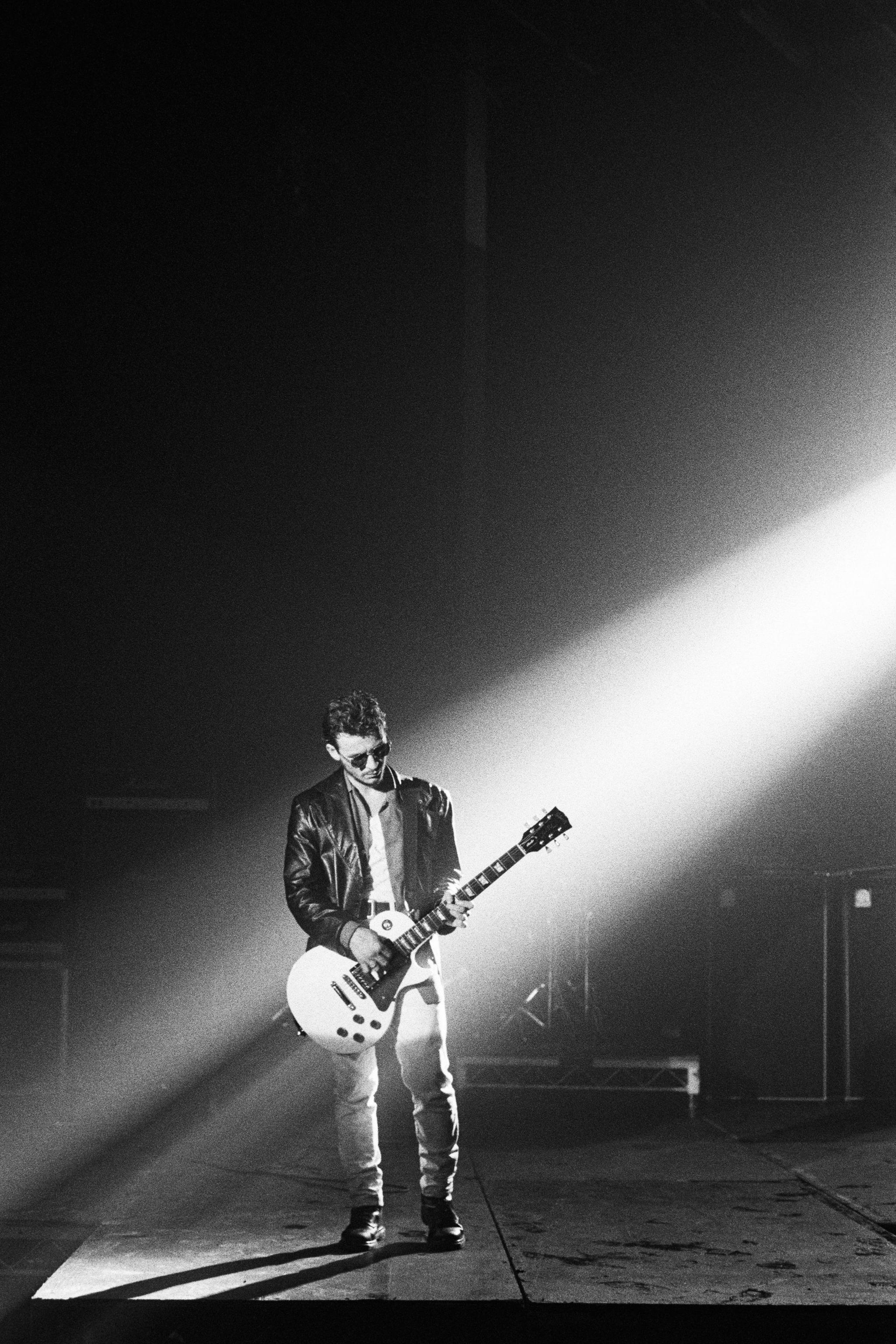 James Dean Bradfield on stage