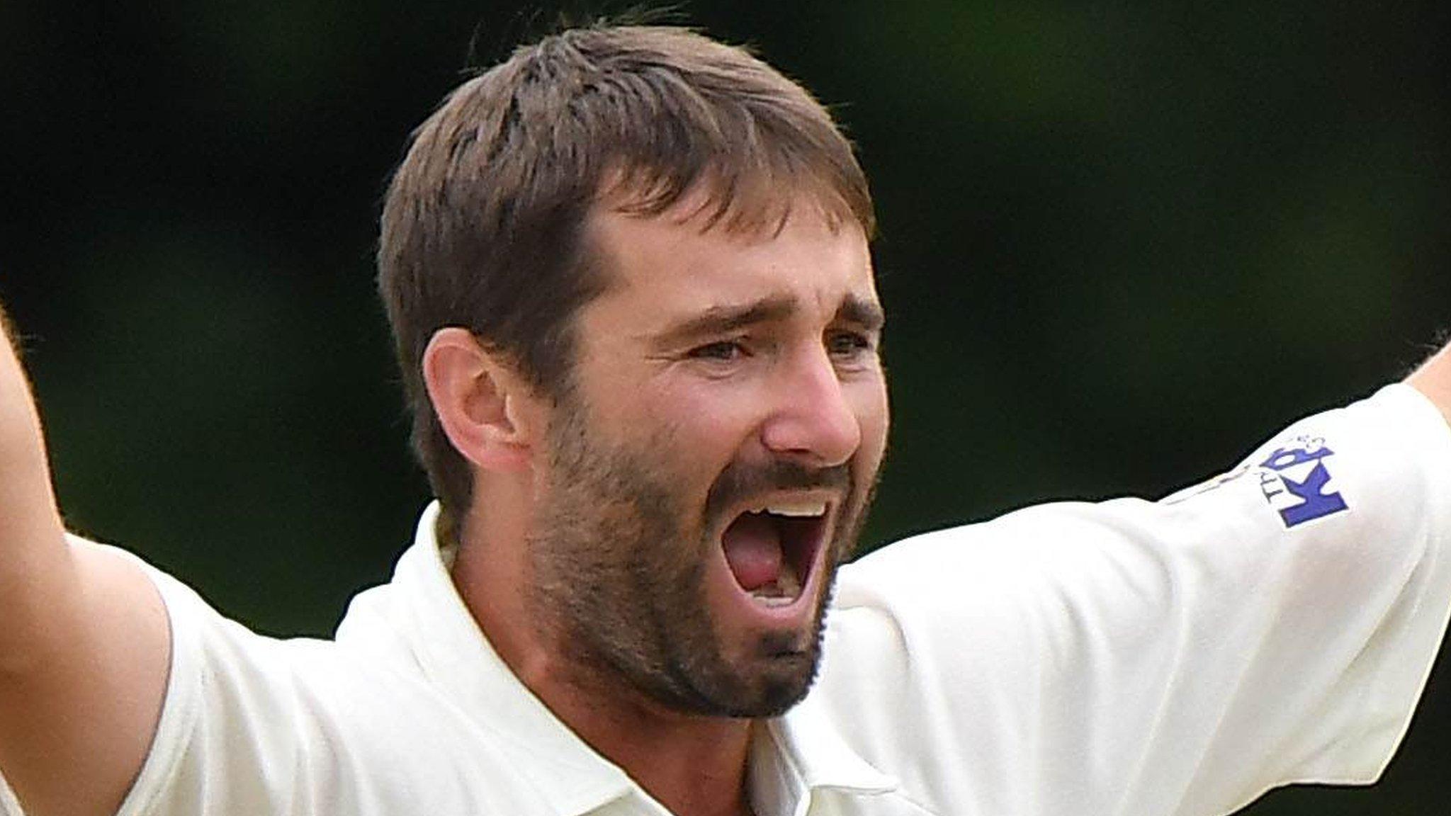 Tim Murtagh's four second-innings wickets helped Ireland beat Hong Kong