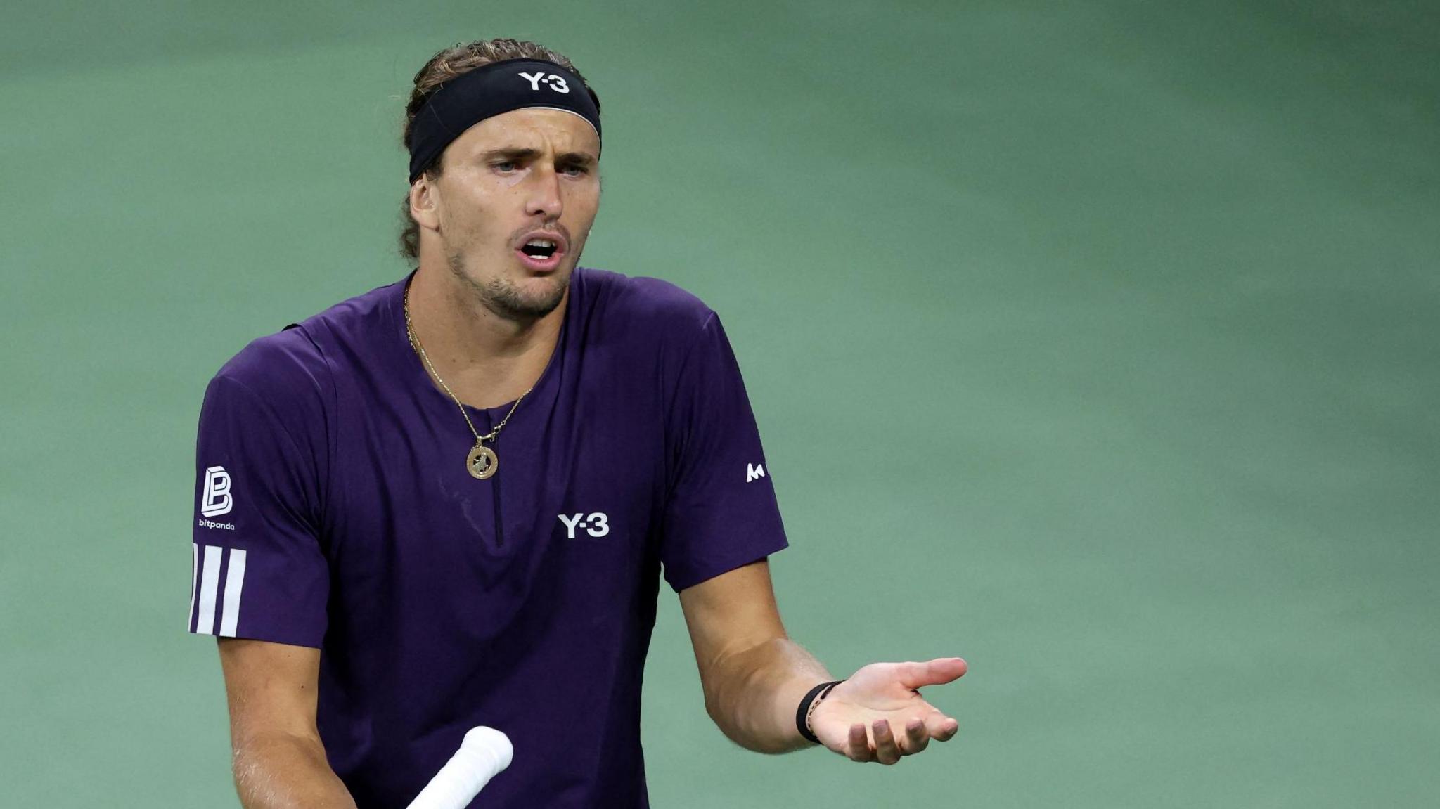 A frustrated Alexander Zverev gestures