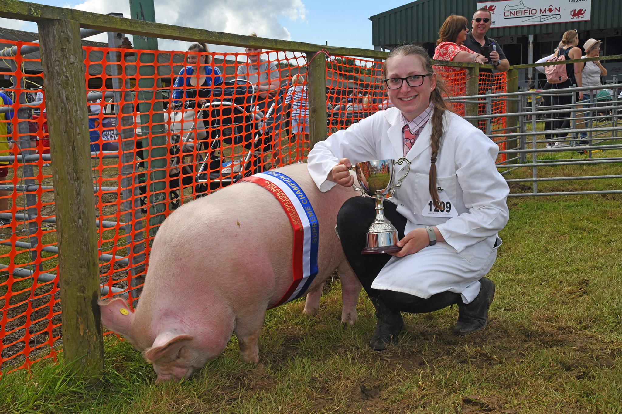 Emily Padock o Stradford a'i phencampwr yn adran y moch