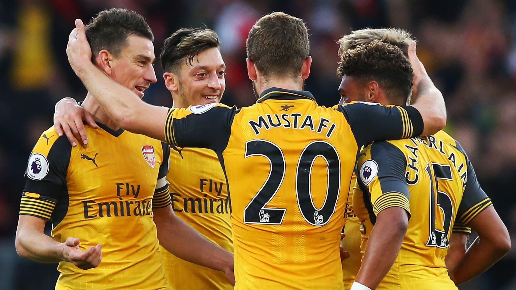 Arsenal celebrate their late winner