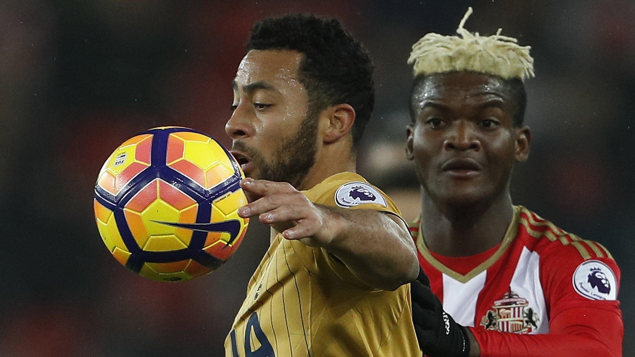 Sunderland's Didier Ndong watches Tottenham's Mousa Dembele