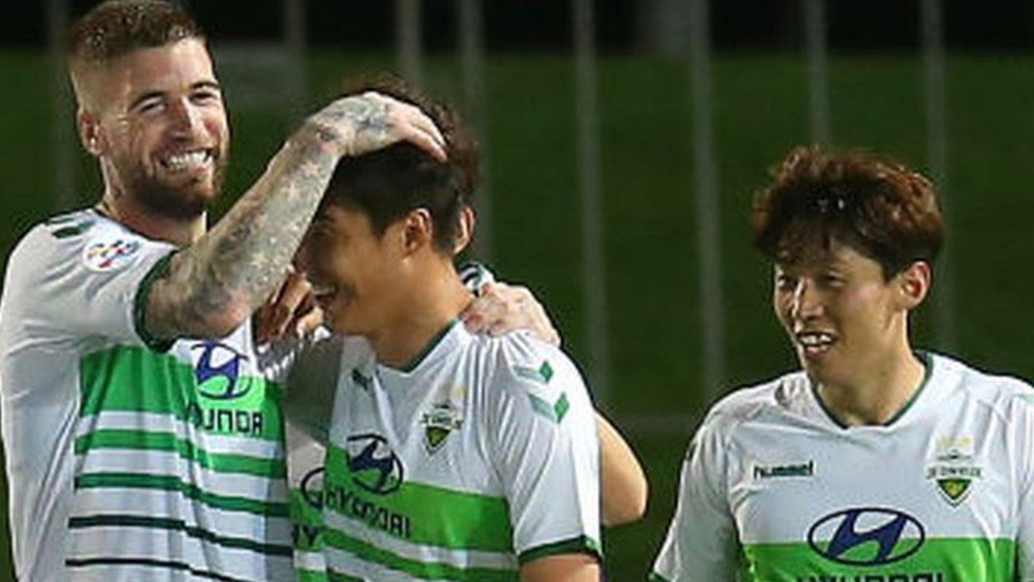 Jeonbuk Motors players celebrate