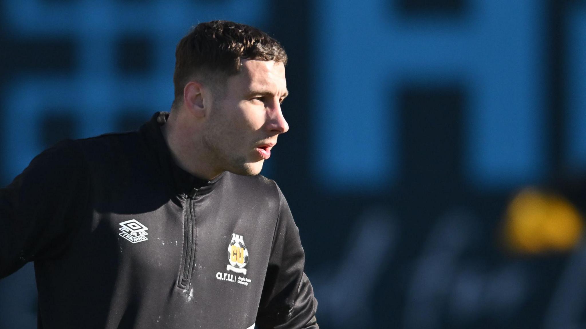 Marko Marosi warms up for Cambridge United