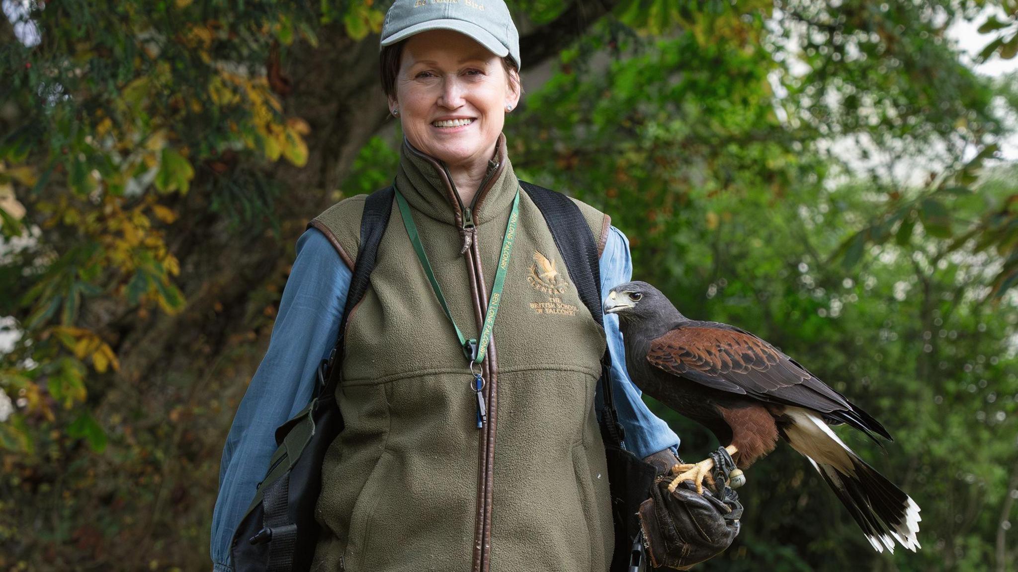 Anglesey woman credits pet hawk with helping cancer recovery - BBC