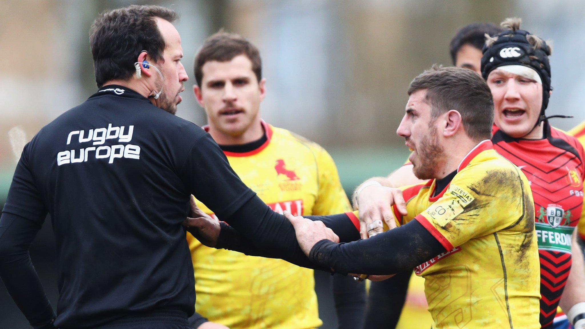 Spanish players and referee Vlad Iordachescu