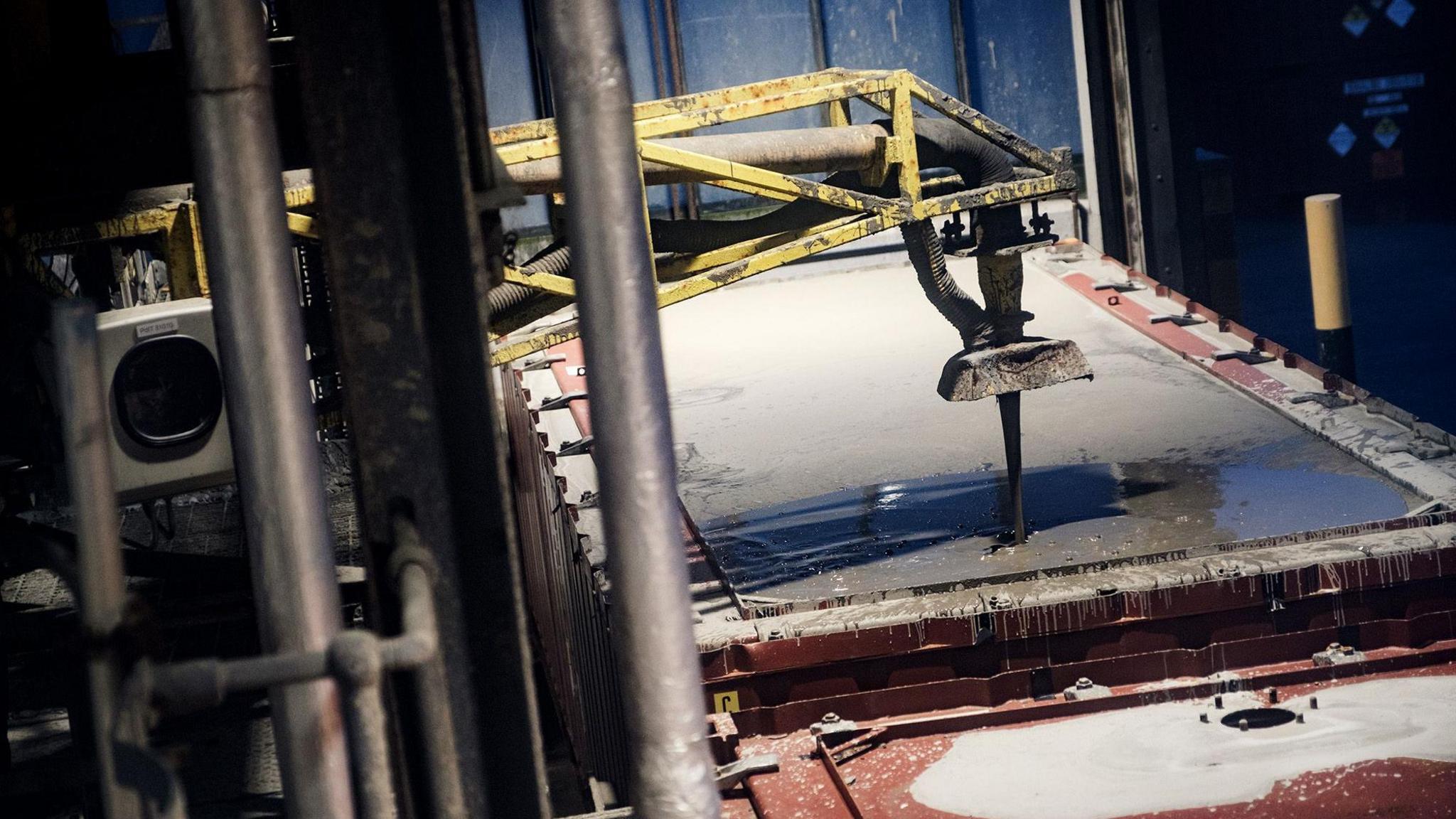 A machine is grouting the container to seal it and make the nuclear waste inside it safe