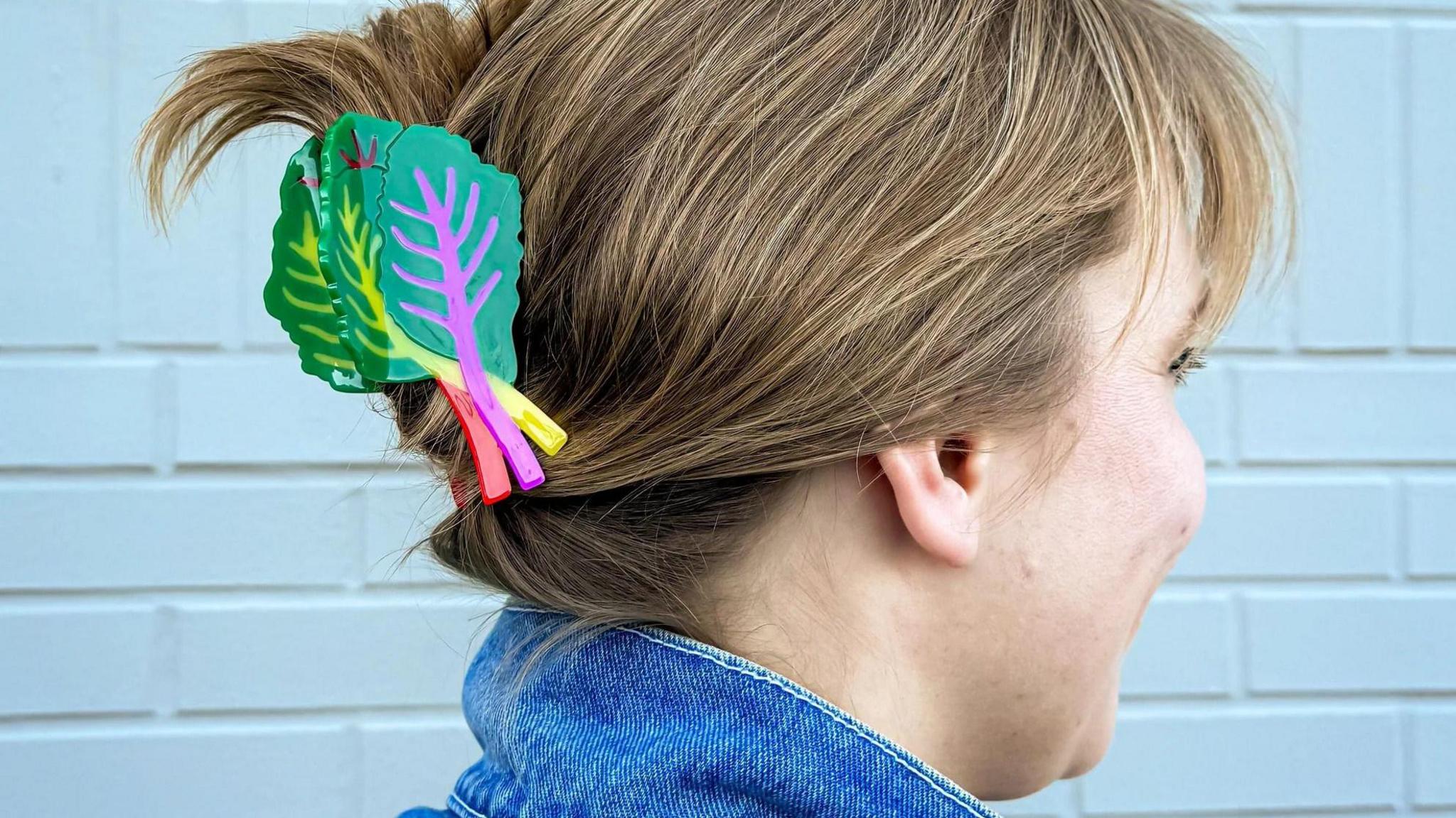 A woman wearing a Jenny Lemons hair clip