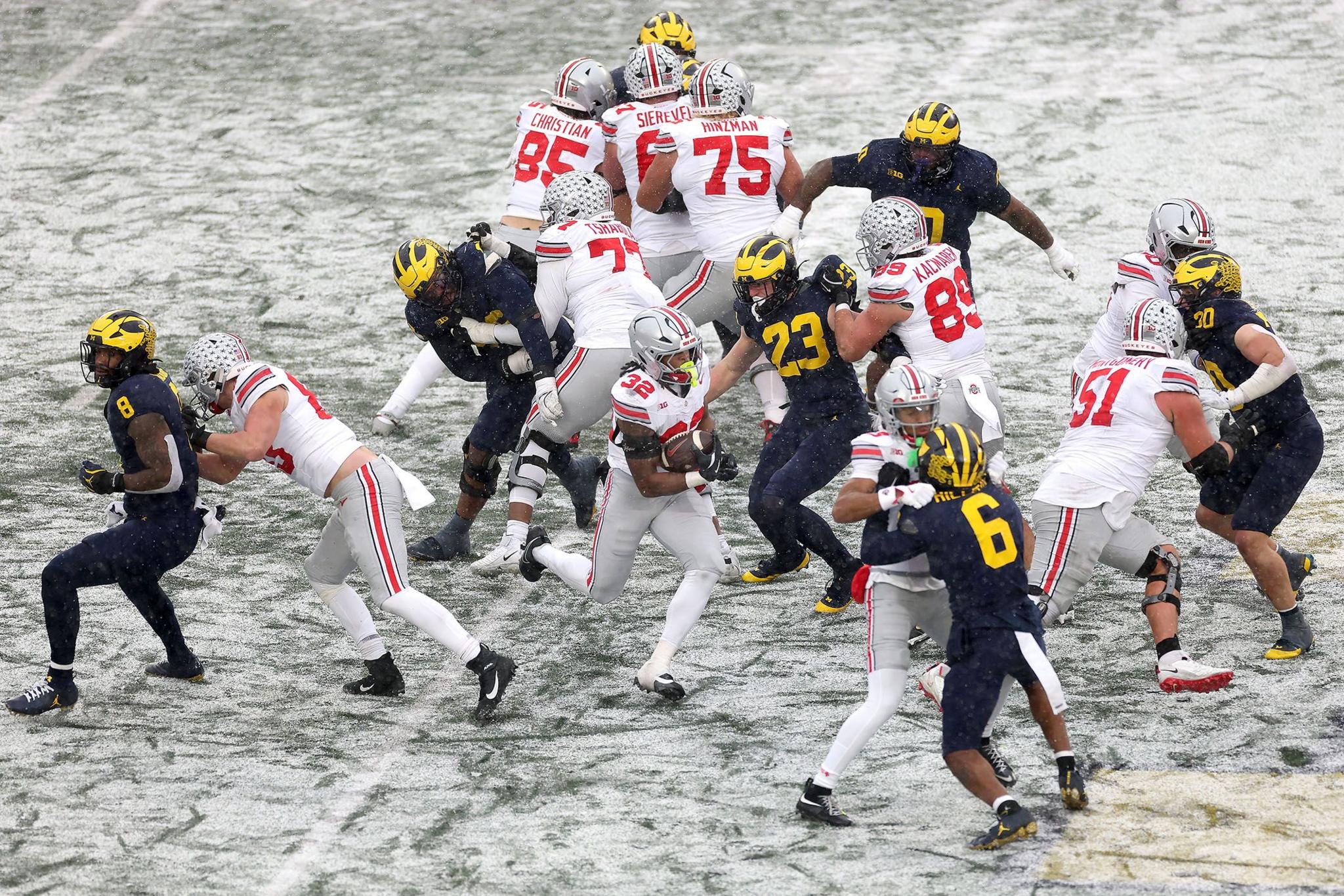 Isaiah West, de los Ohio State Buckeyes, lleva el balón contra los Michigan Wolverines en el Michigan Stadium en Ann Arbor.