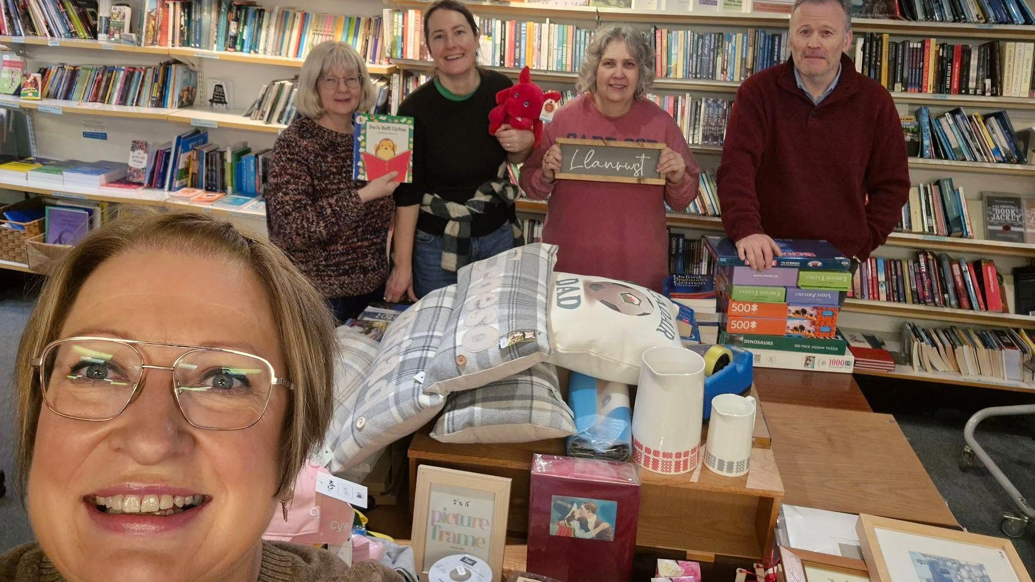 Llun o rhai o bwyllgor Bys a Bawd Pawb yn y siop 