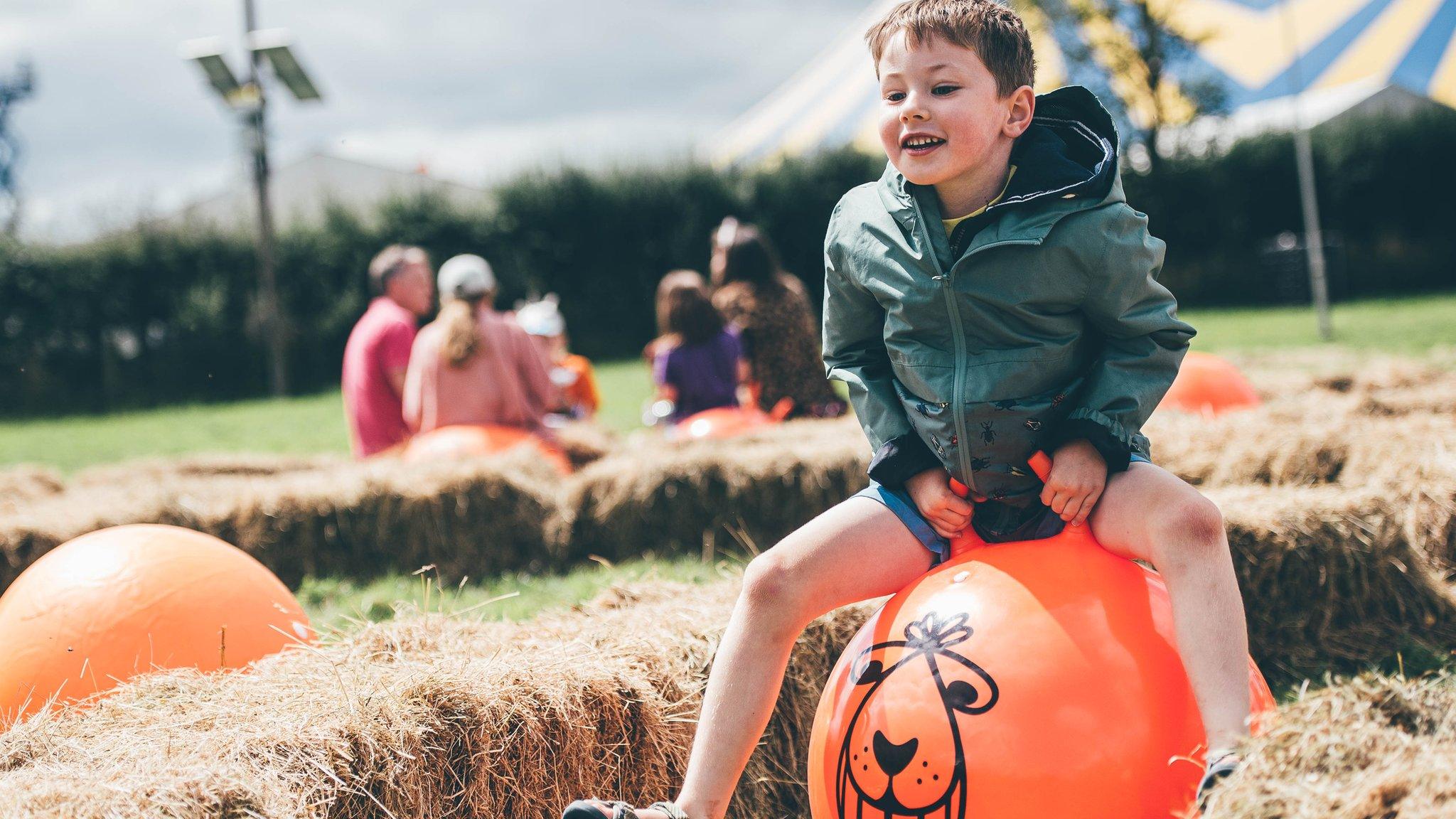 Bachgen yn bownsio yn yr Eisteddfod