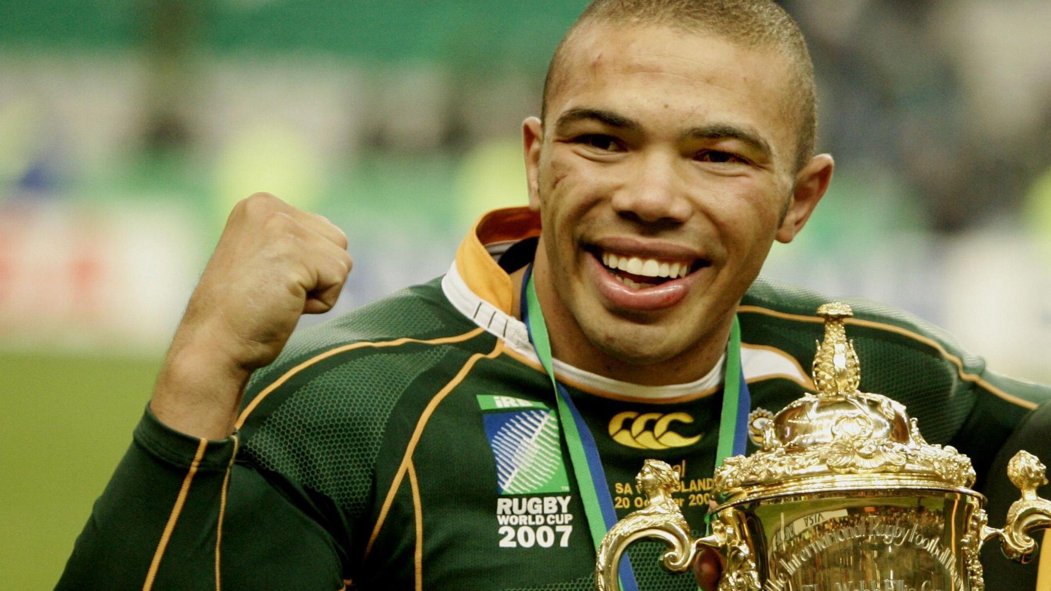 Bryan Habana celebrates with the William Webb Ellis trophy