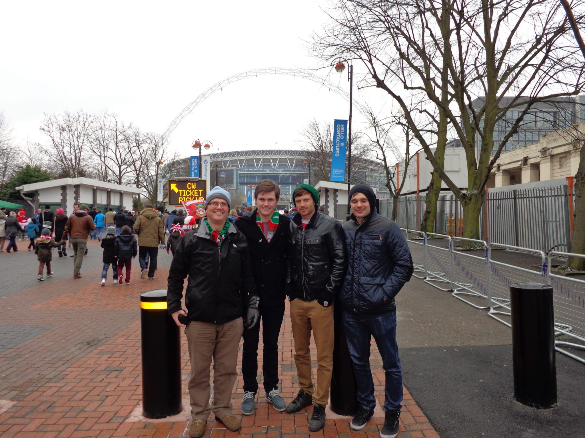 Taith i Wembley yn 2013. Huw sydd yn yr het werdd