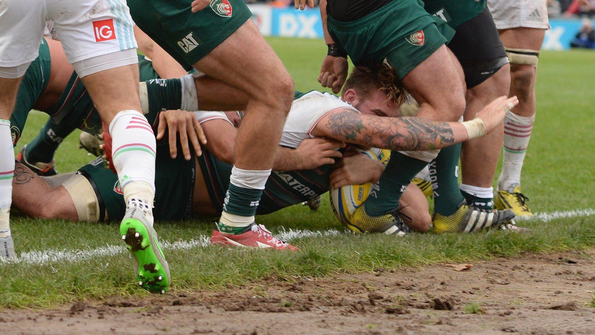 Laurence Pearce scores the winning try