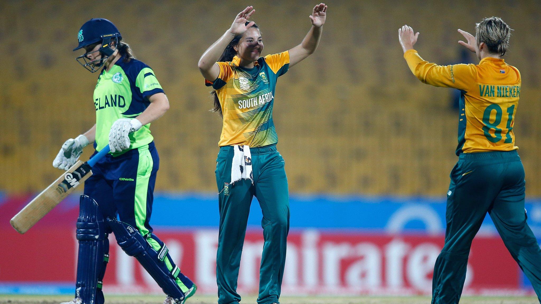 South Africa celebrate a wicket