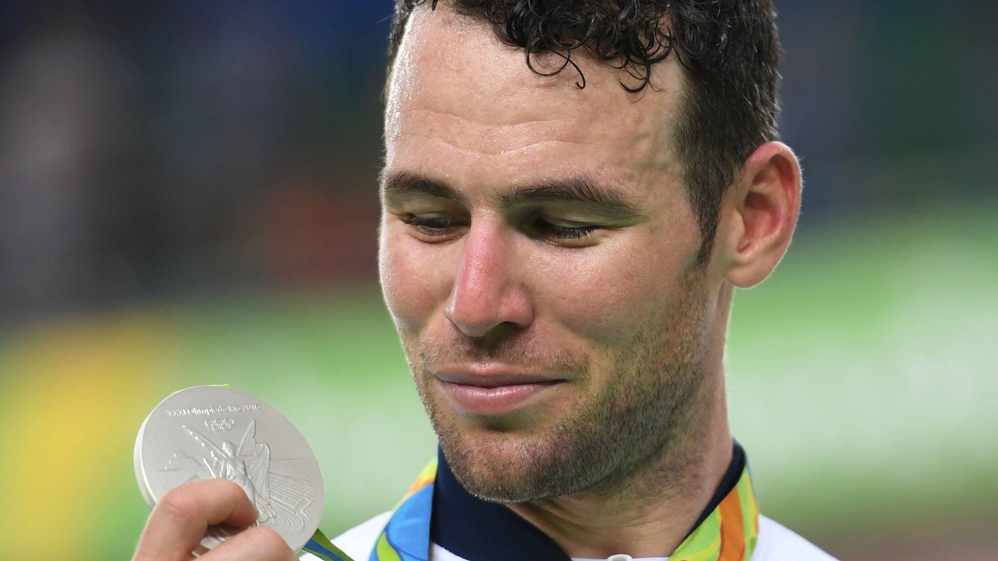 Mark Cavendish with silver medal