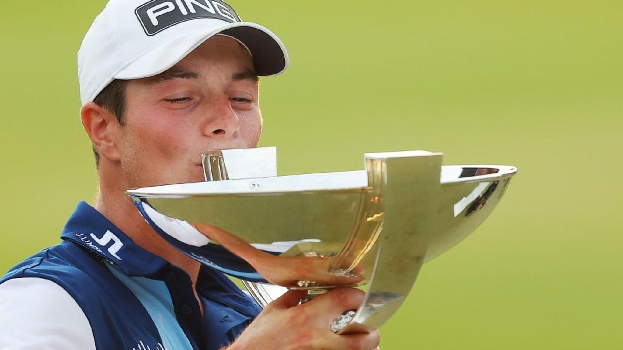 Viktor Hovland with FedEx Cup trophy after winning the Tour Championship