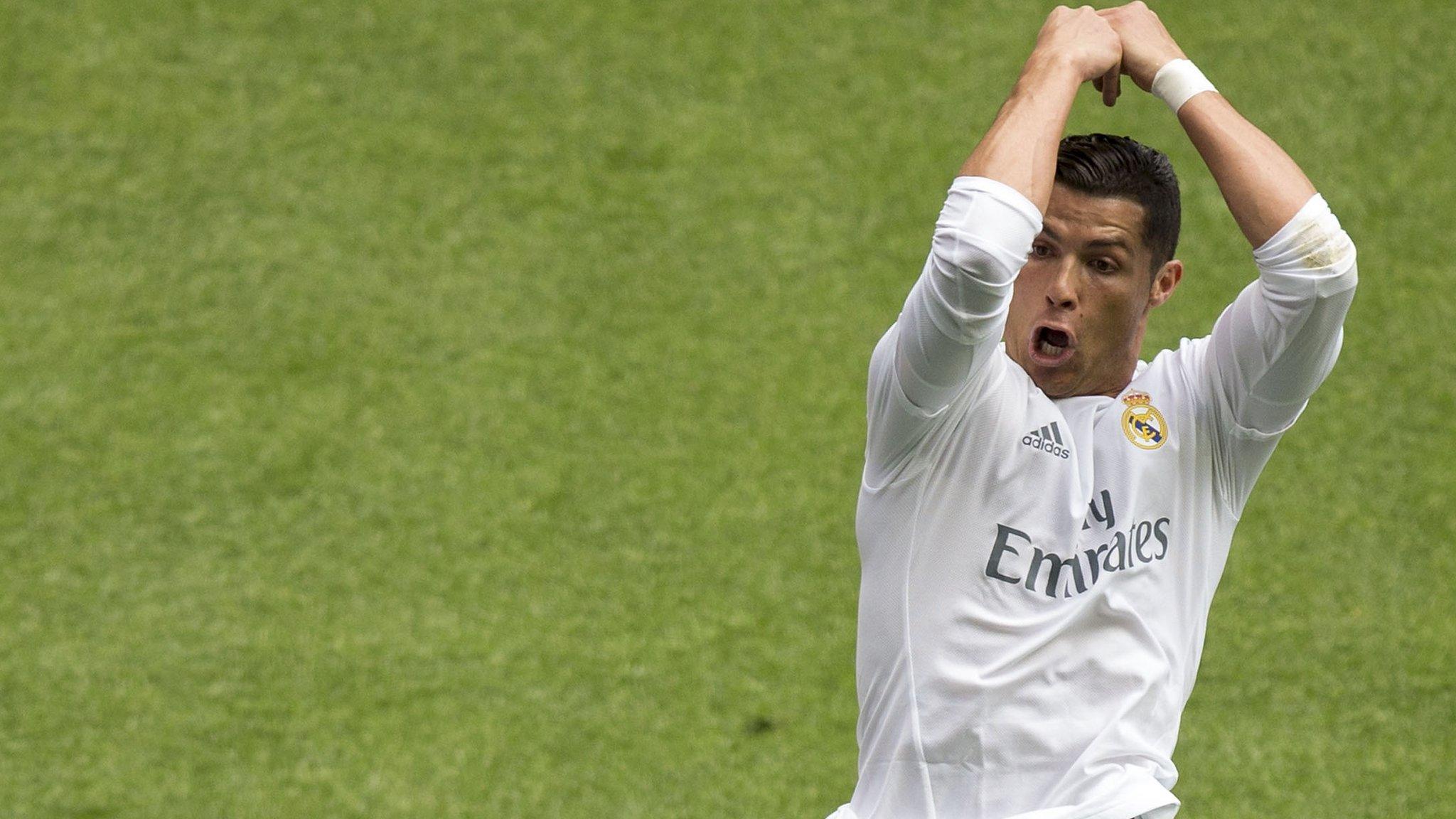 Cristiano Ronaldo celebrates