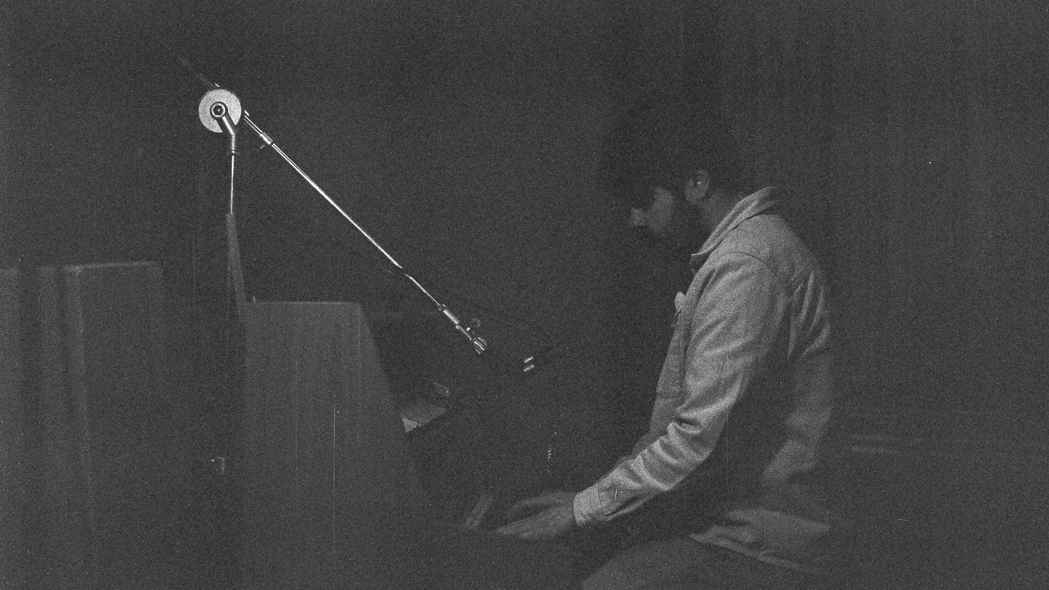 Dafydd Owain yn canu'r piano