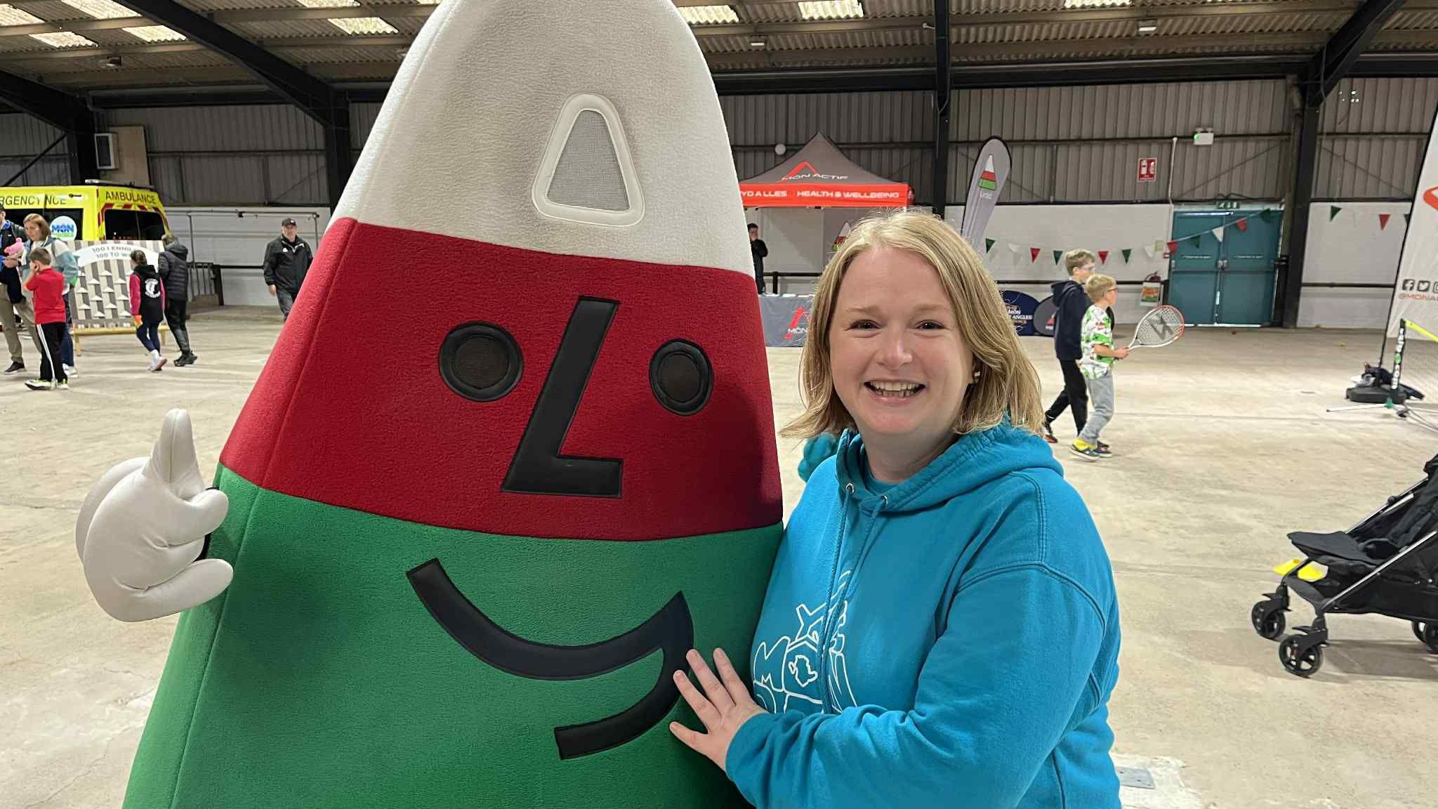Manon Williams gyda Mr Urdd