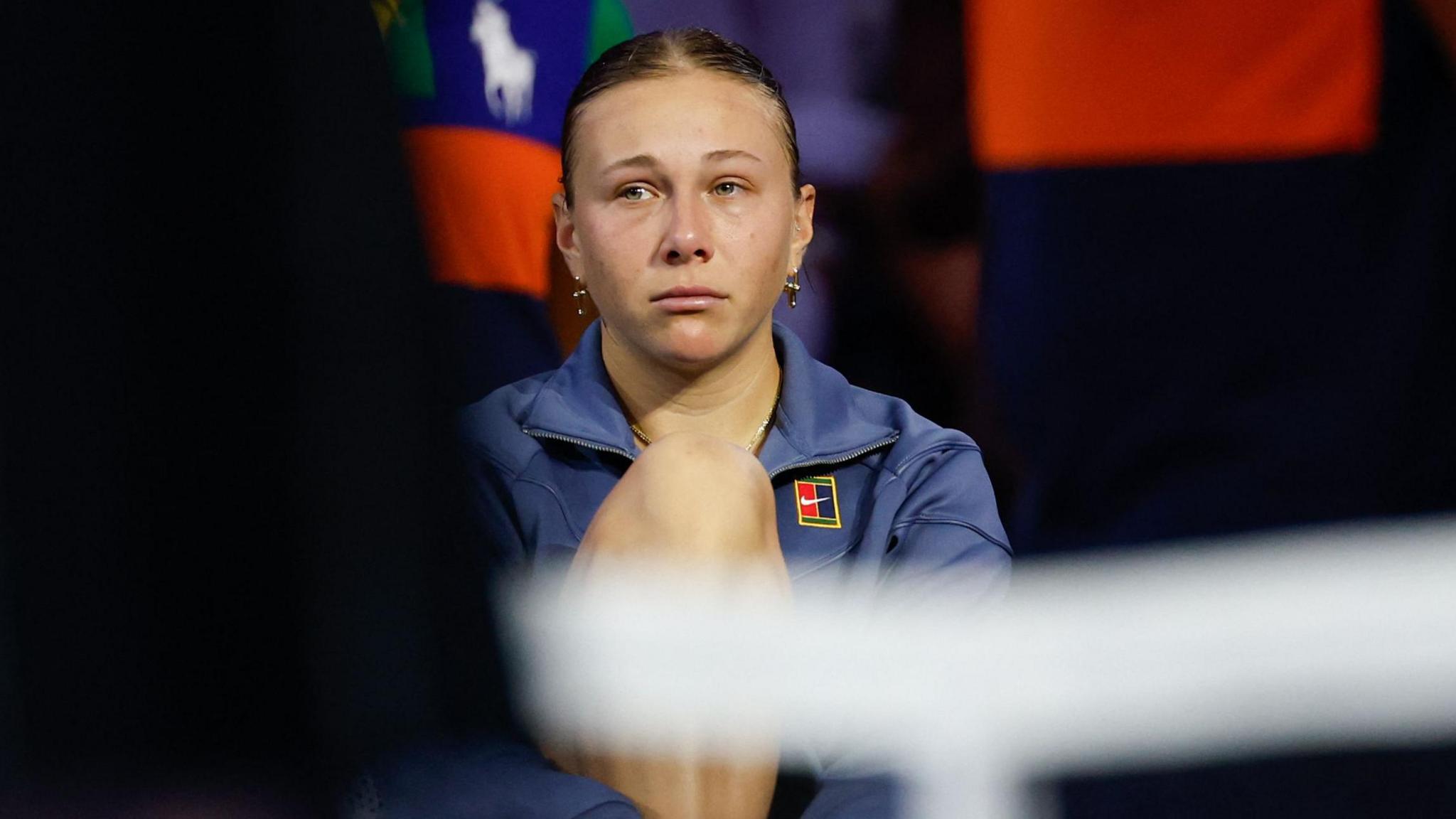 Amanda Anisimova sits down on court at the US Open