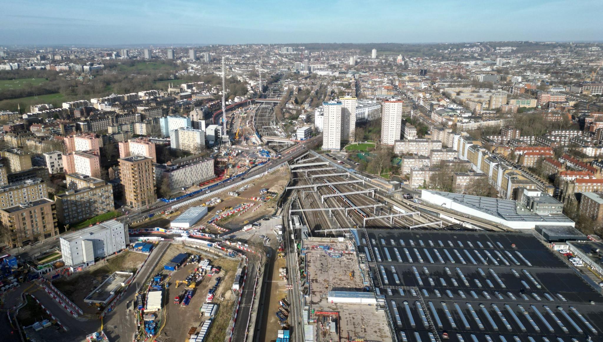 Gorsaf Old Oak Common yn Llundain